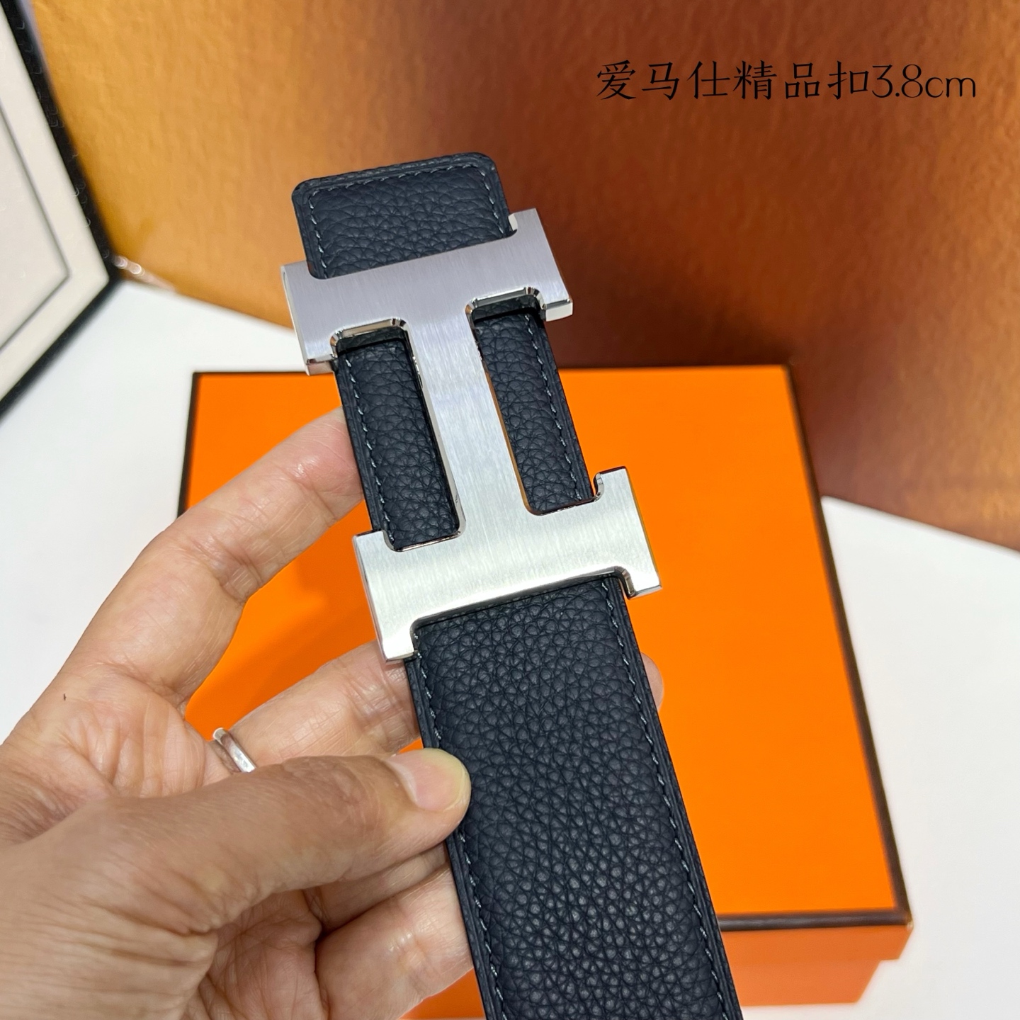 【爱马仕】双面进口小牛皮，搭配精品扣，宽度3.8cm，时尚大方，百搭单品。