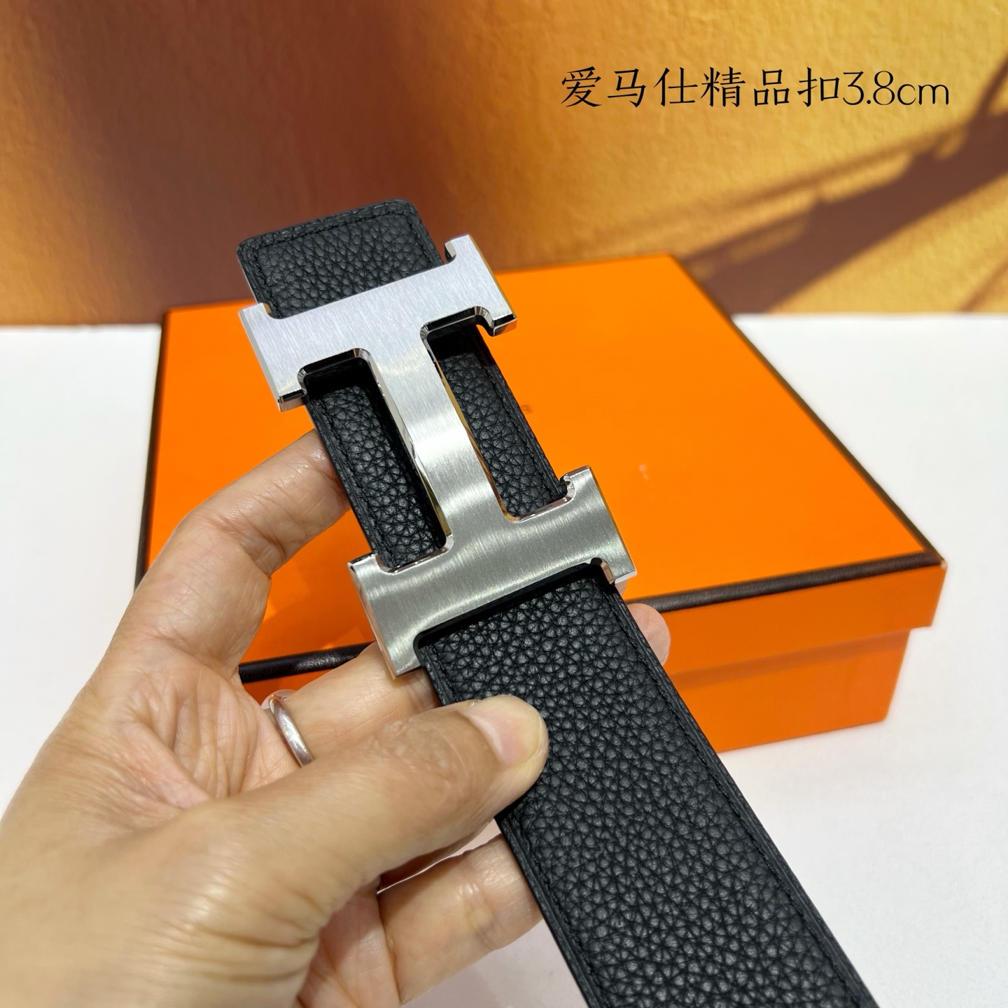 【爱马仕】双面进口小牛皮，搭配精品扣，宽度3.8cm，时尚大方，百搭单品。