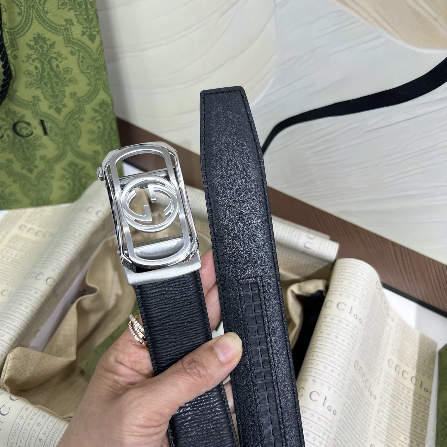 品牌：【古奇】新款进口小牛皮，手感细腻柔软。搭配纯钢自动精品钢扣，宽度：3.5cm
