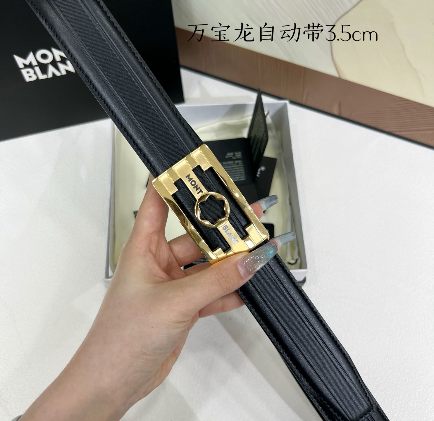 万宝龙 新款进口小牛皮 手感细腻柔软 搭配纯钢自动精品钢扣