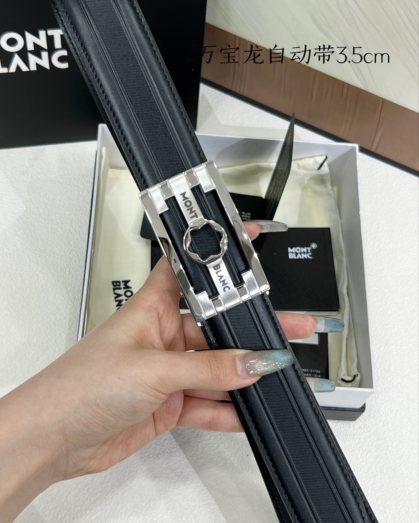 万宝龙 新款进口小牛皮 手感细腻柔软 搭配纯钢自动精品钢扣
