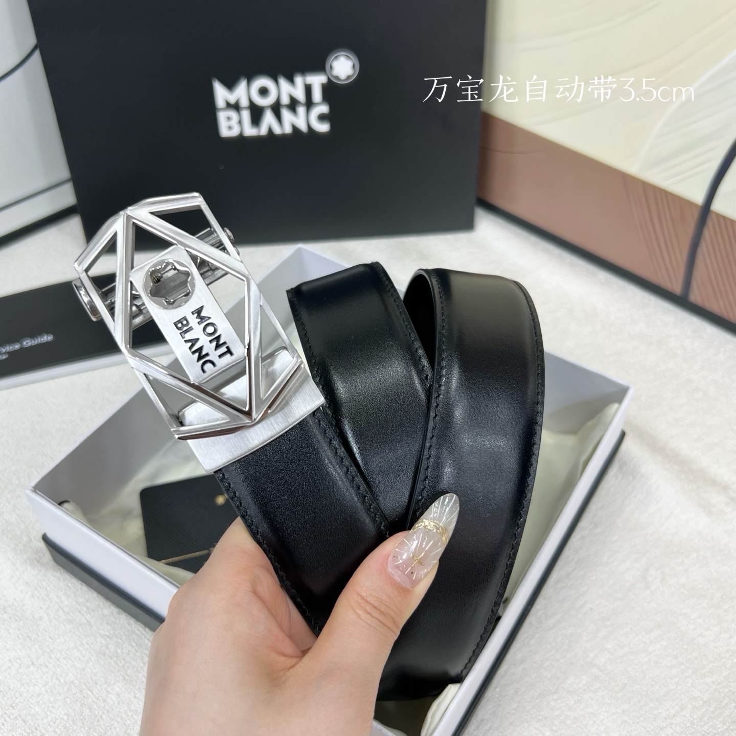 万宝龙 新款进口小牛皮 手感细腻柔软 搭配纯钢自动精品钢扣