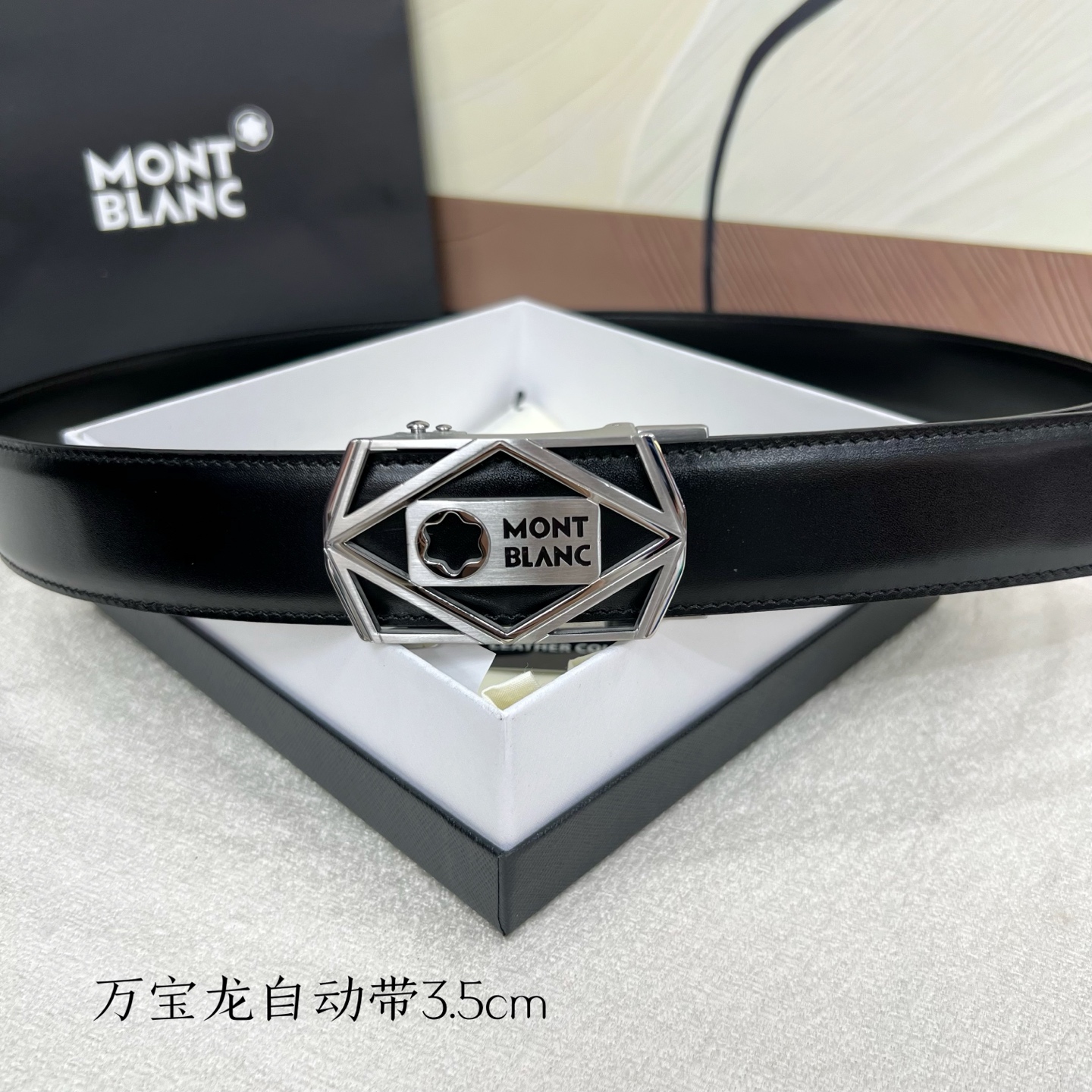 万宝龙 新款进口小牛皮 手感细腻柔软 搭配纯钢自动精品钢扣