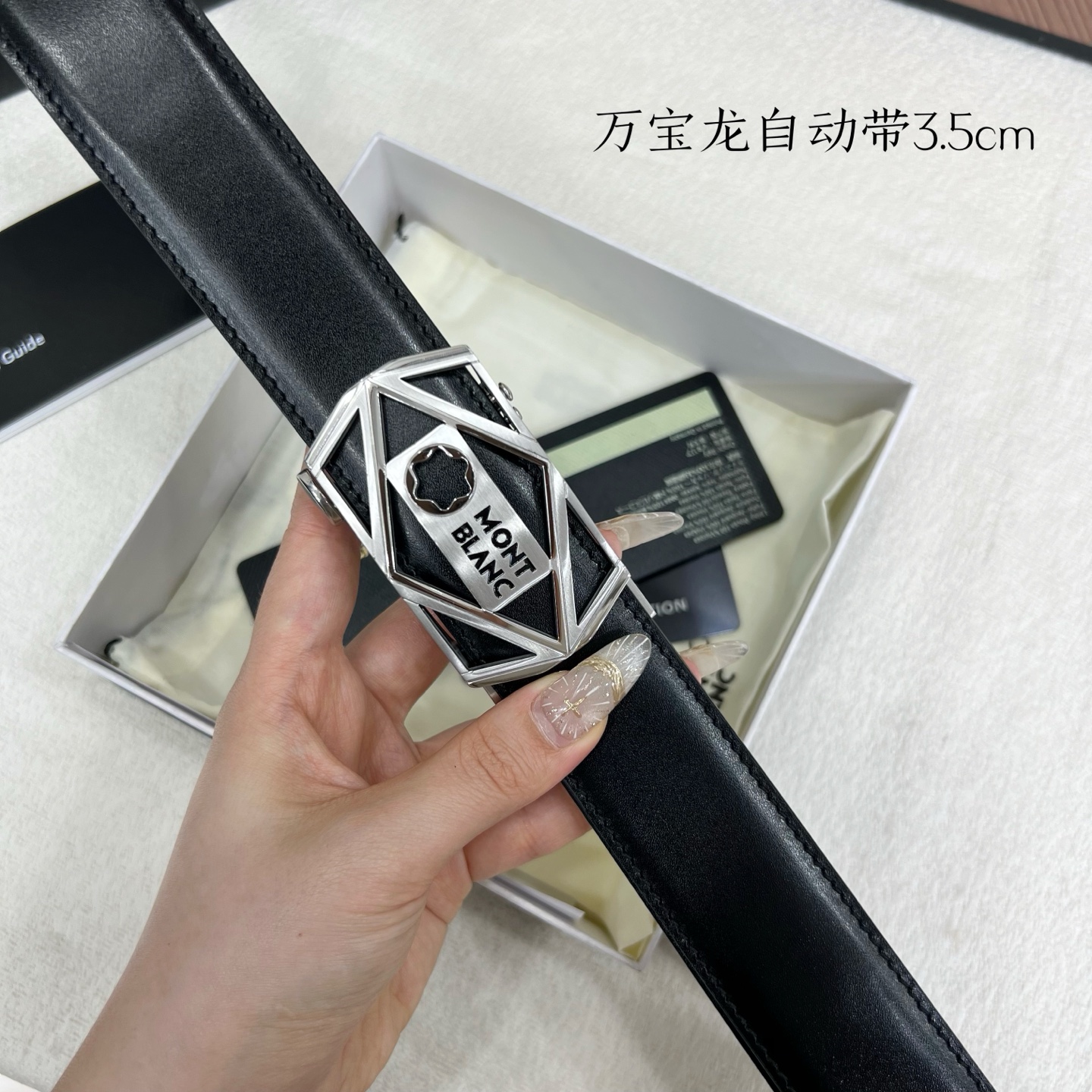 万宝龙 新款进口小牛皮 手感细腻柔软 搭配纯钢自动精品钢扣