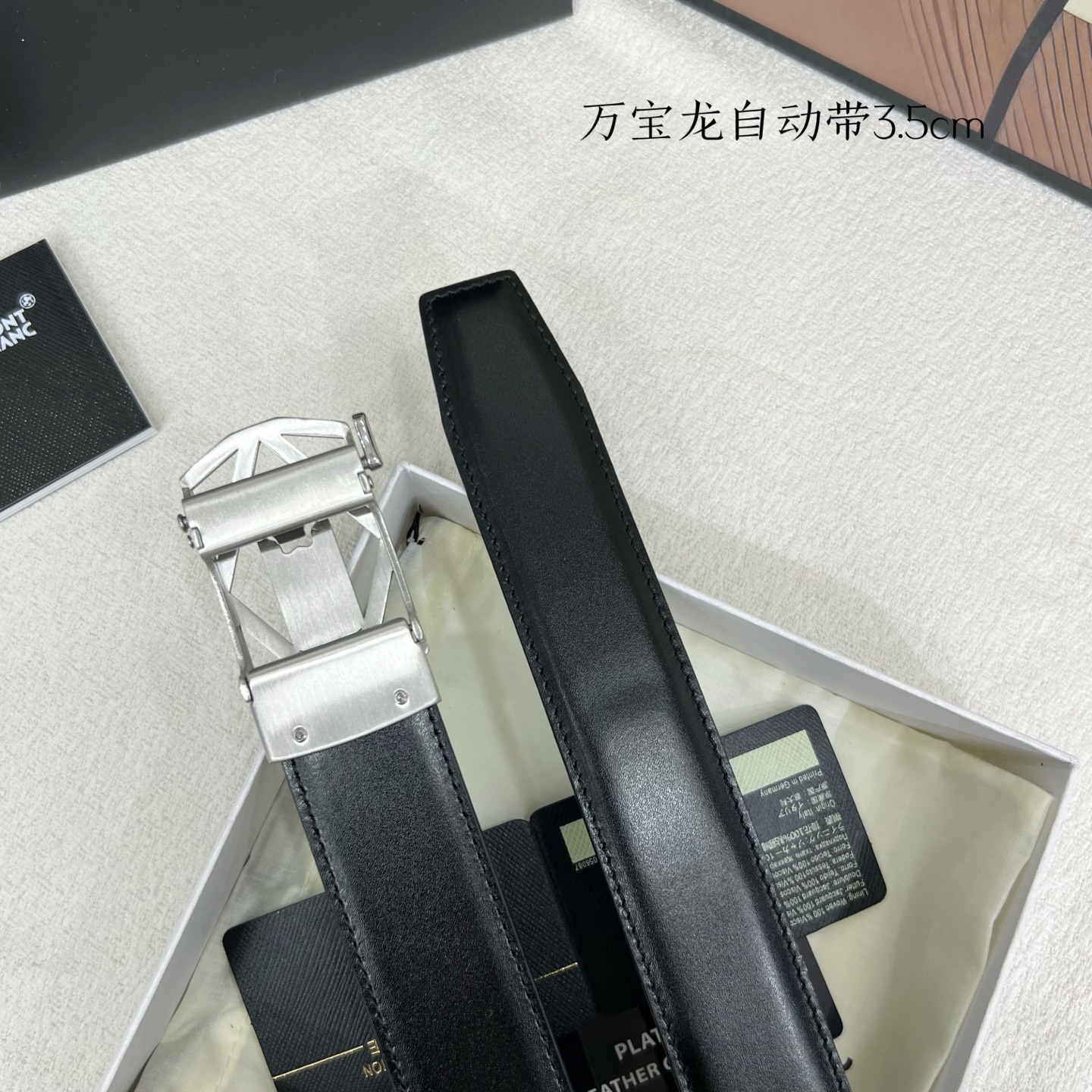 万宝龙 新款进口小牛皮 手感细腻柔软 搭配纯钢自动精品钢扣