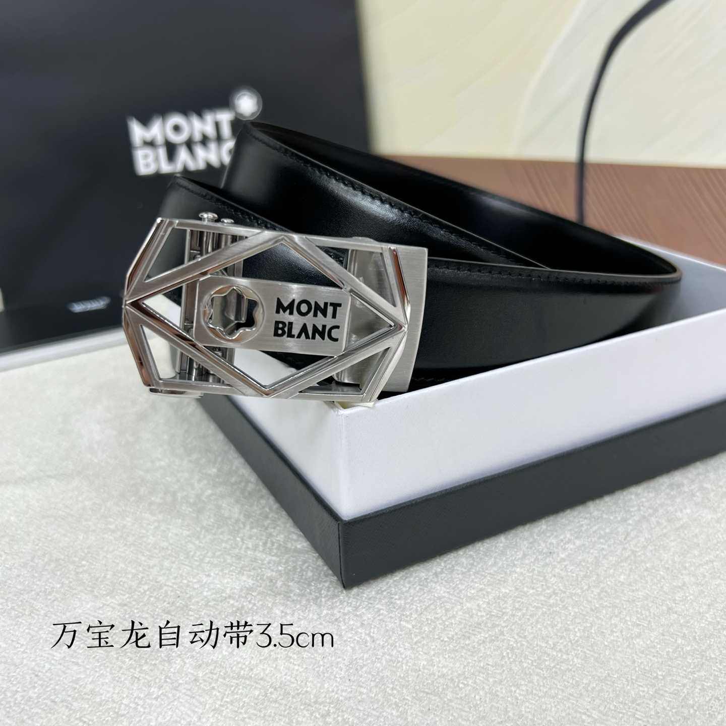 万宝龙 新款进口小牛皮 手感细腻柔软 搭配纯钢自动精品钢扣