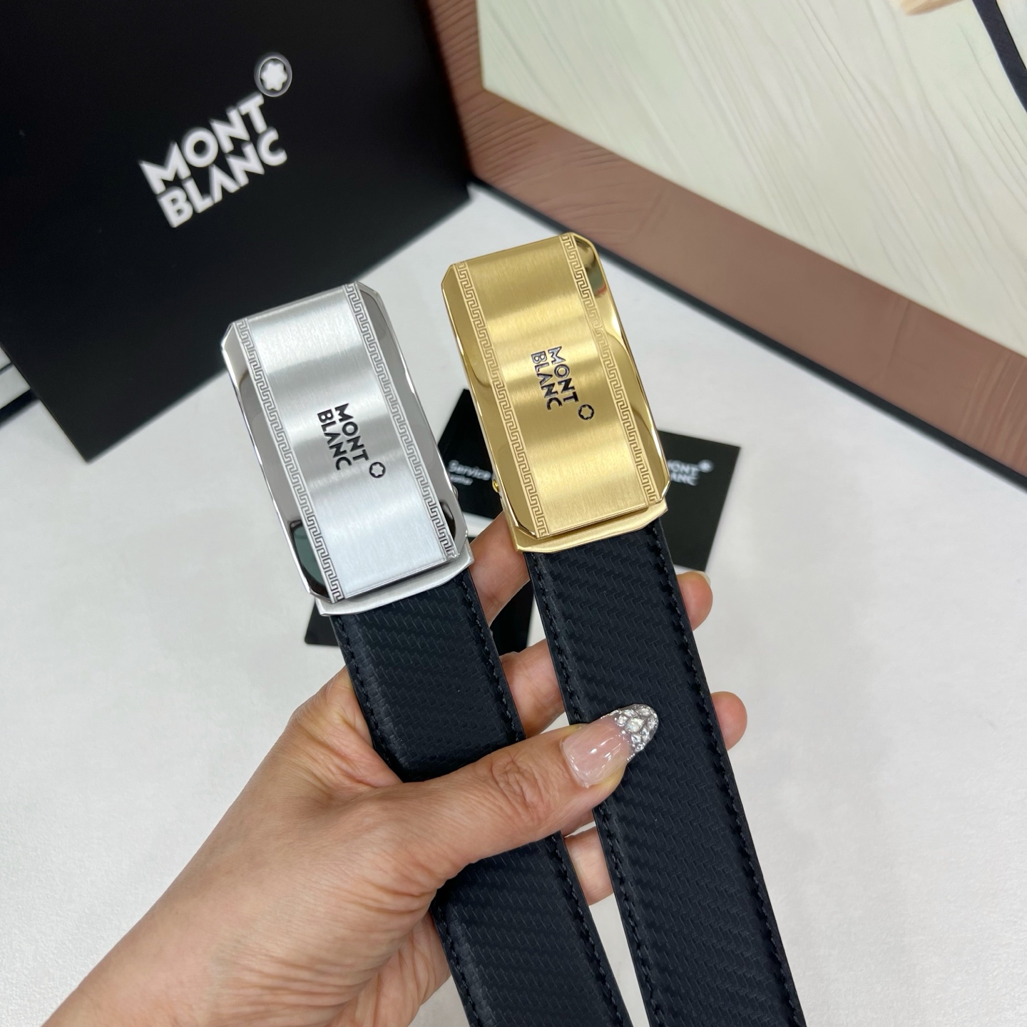 【万宝龙】新款进口小牛皮，手感细腻柔软。搭配纯钢自动精品钢扣，宽度：3.5cm