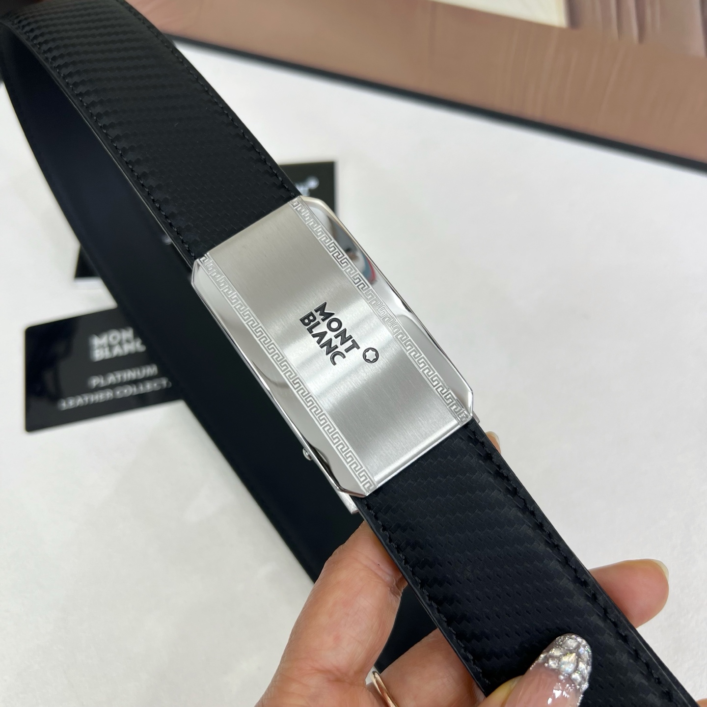 【万宝龙】新款进口小牛皮，手感细腻柔软。搭配纯钢自动精品钢扣，宽度：3.5cm