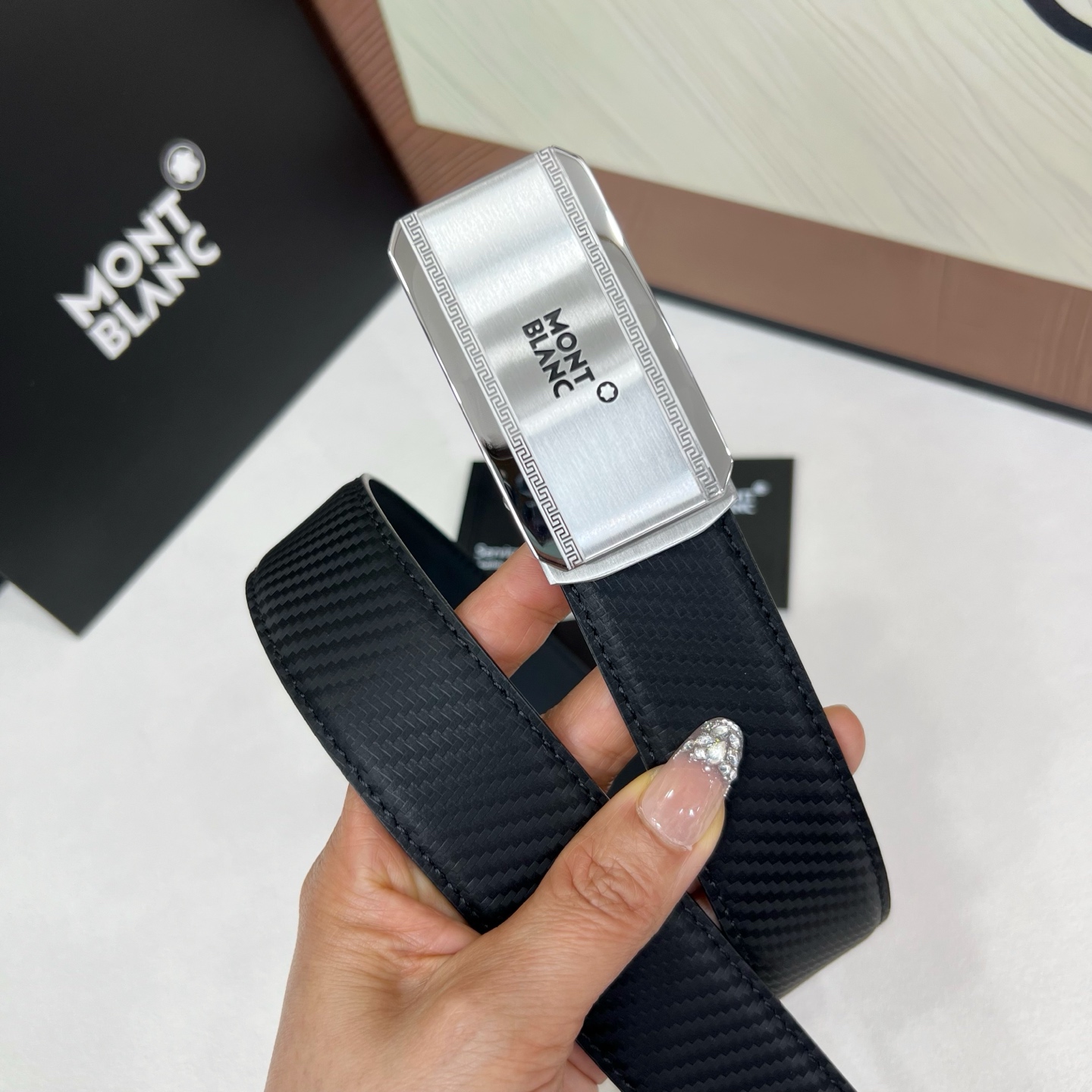 【万宝龙】新款进口小牛皮，手感细腻柔软。搭配纯钢自动精品钢扣，宽度：3.5cm