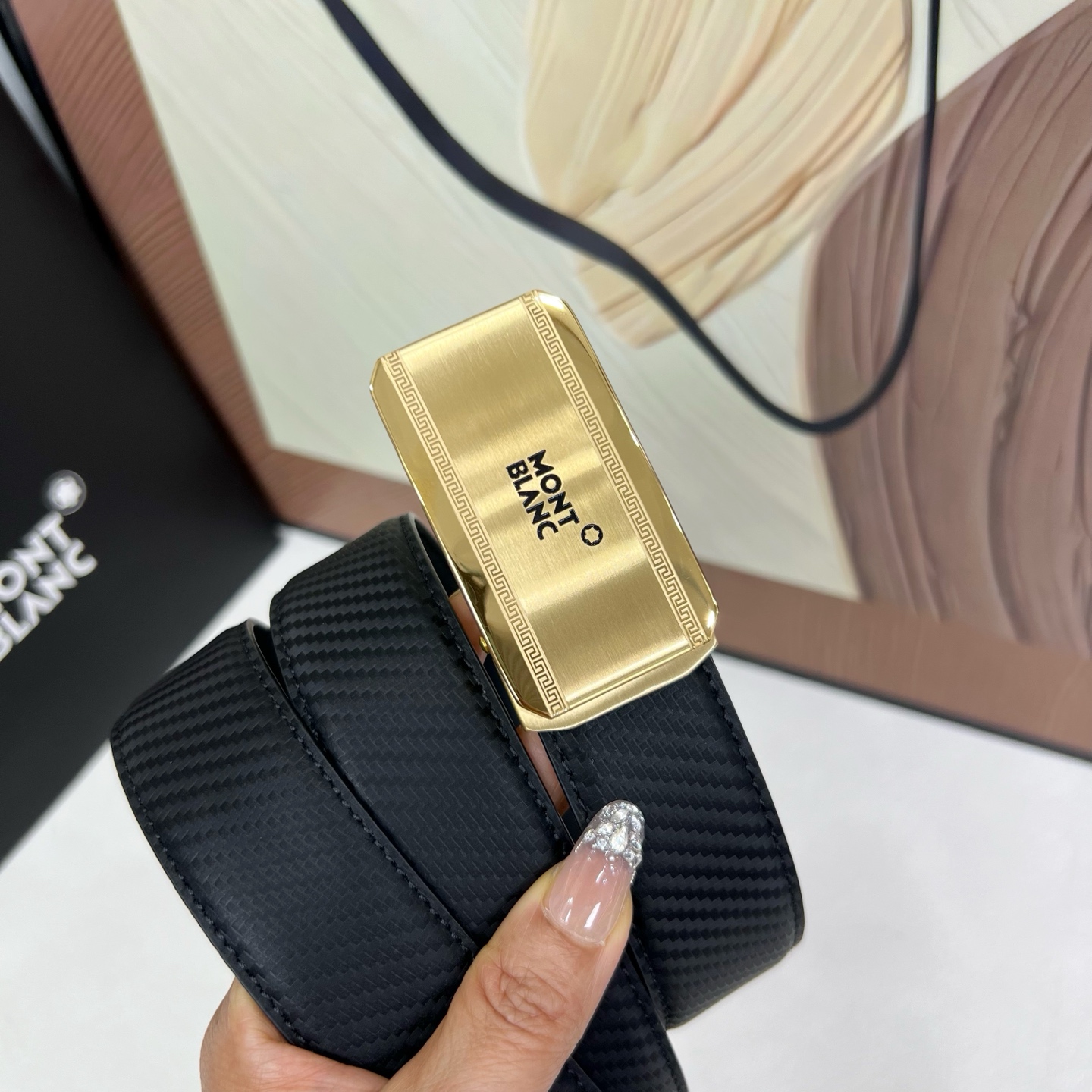 【万宝龙】新款进口小牛皮，手感细腻柔软。搭配纯钢自动精品钢扣，宽度：3.5cm