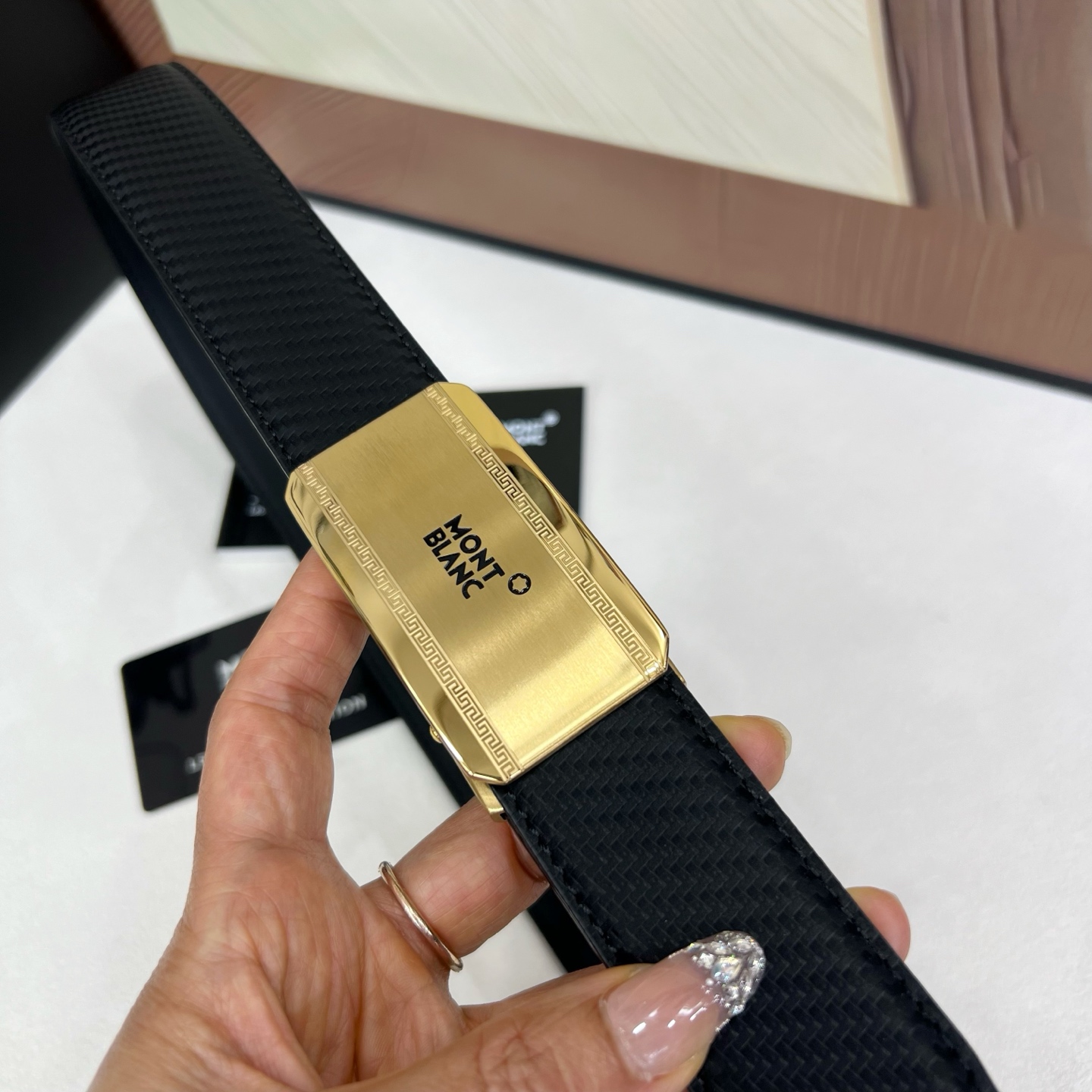 【万宝龙】新款进口小牛皮，手感细腻柔软。搭配纯钢自动精品钢扣，宽度：3.5cm