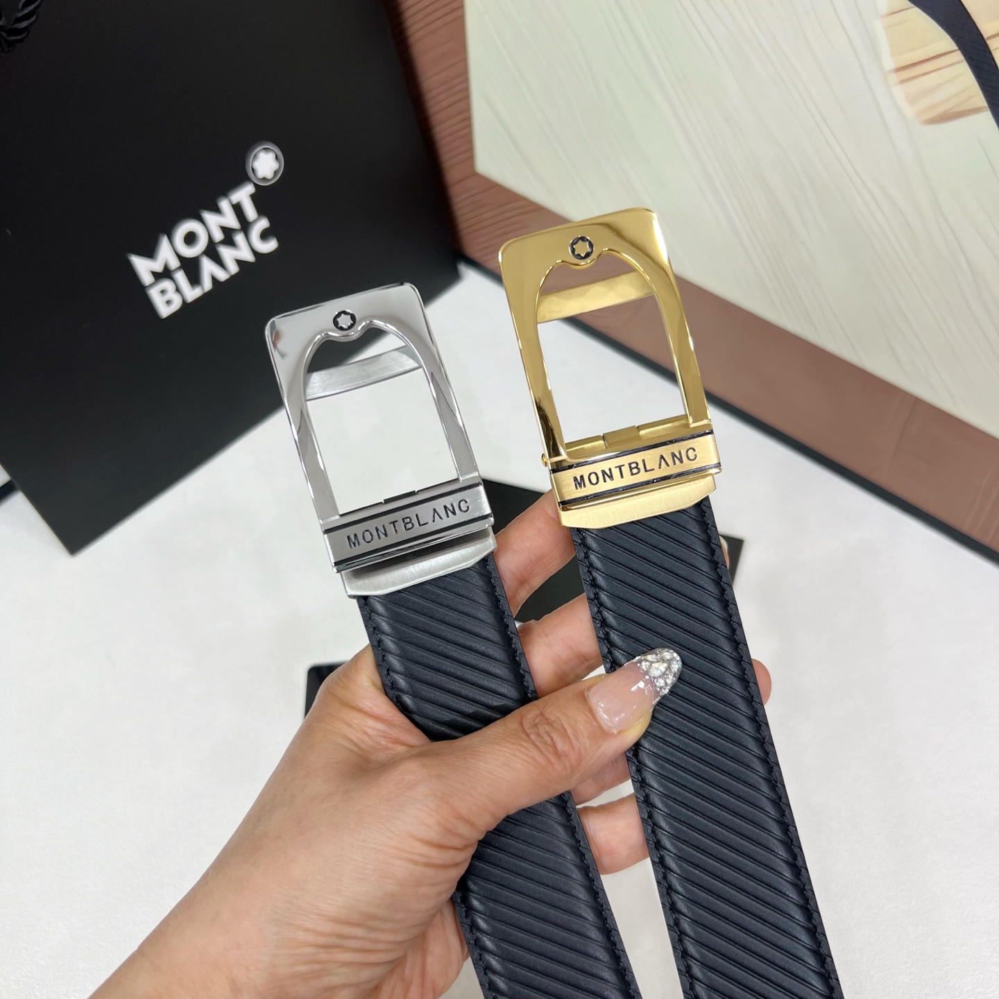 【万宝龙】新款进口小牛皮，手感细腻柔软。搭配纯钢自动精品钢扣，宽度：3.5cm