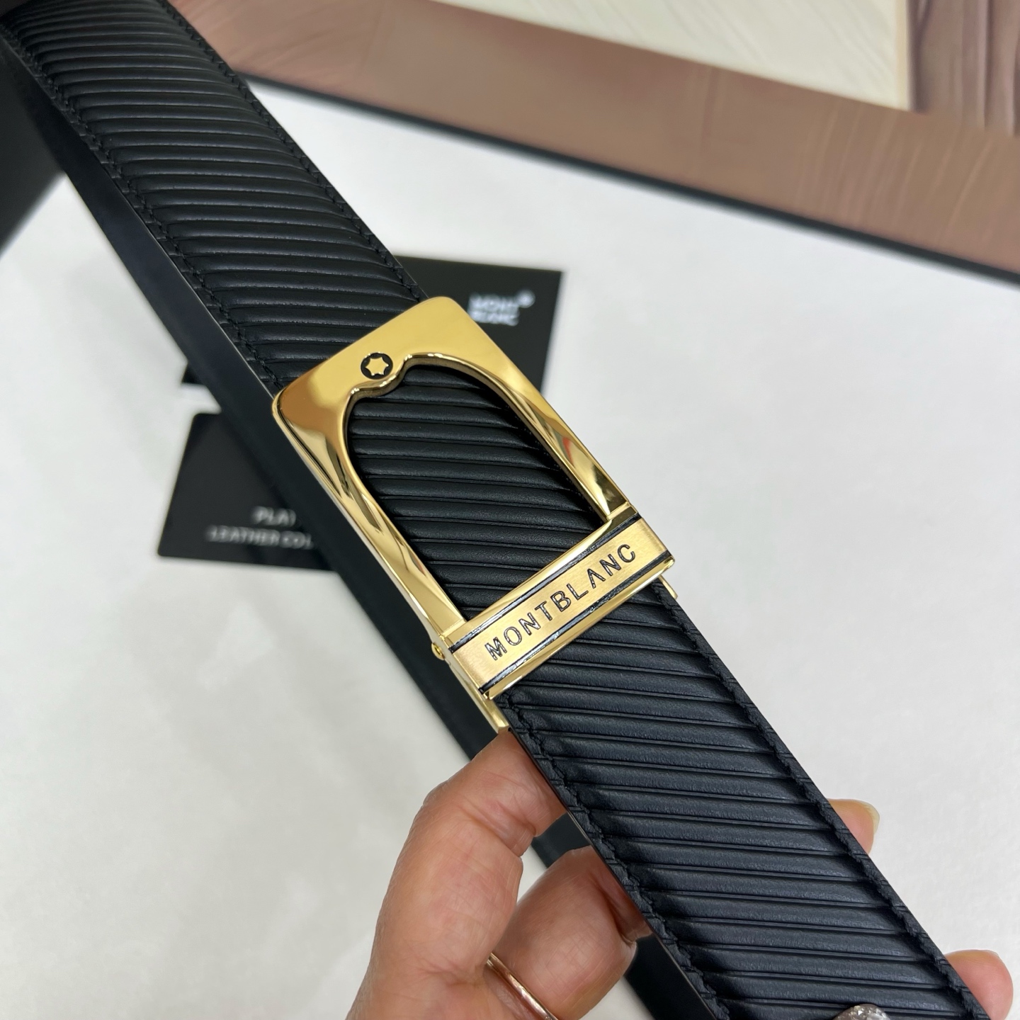 【万宝龙】新款进口小牛皮，手感细腻柔软。搭配纯钢自动精品钢扣，宽度：3.5cm