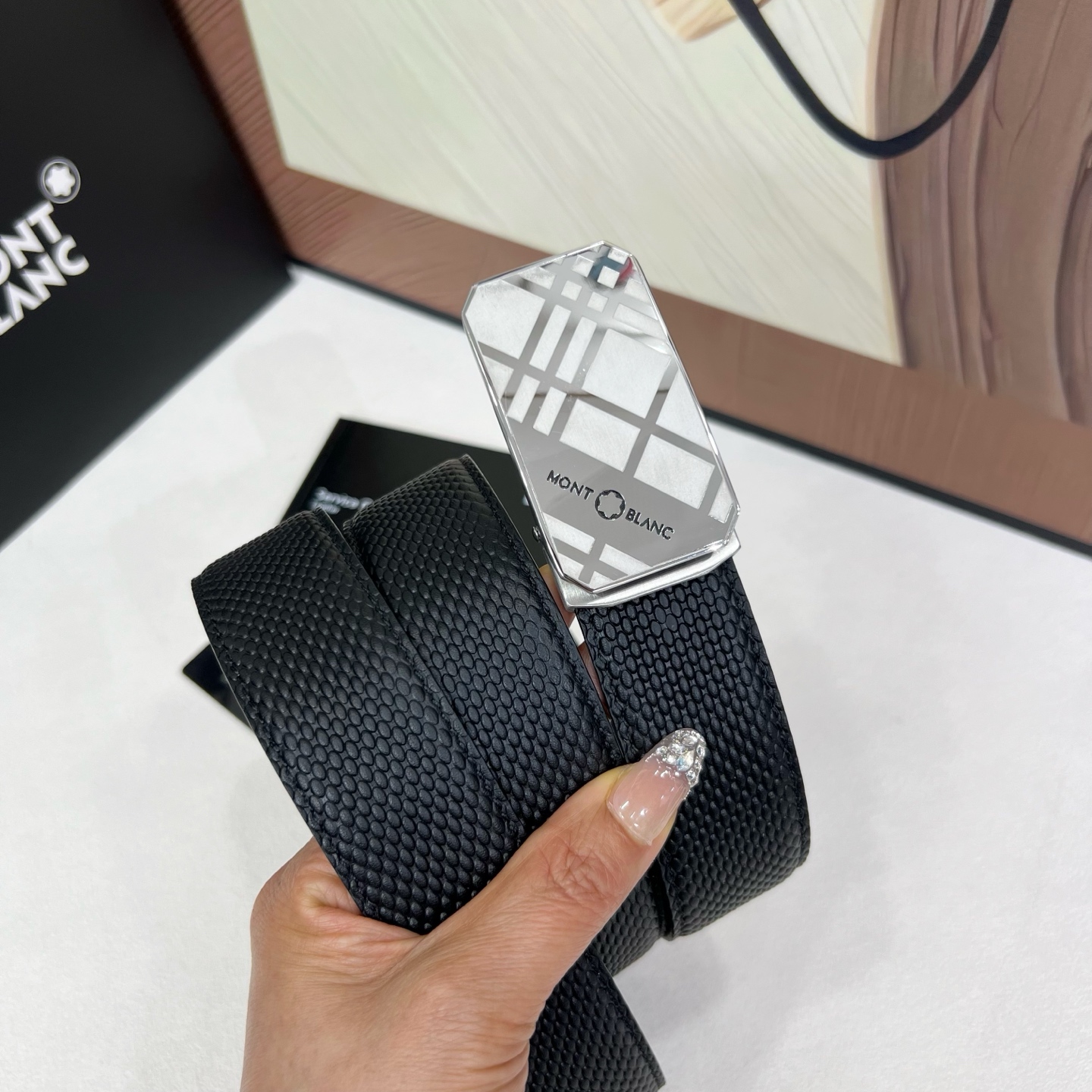 【万宝龙】新款进口小牛皮，手感细腻柔软。搭配纯钢自动精品钢扣，宽度：3.5cm
