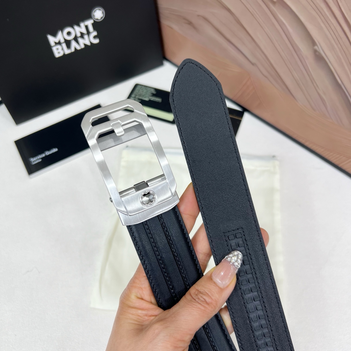 【万宝龙】新款进口小牛皮，手感细腻柔软。搭配纯钢自动精品钢扣，宽度：3.5cm