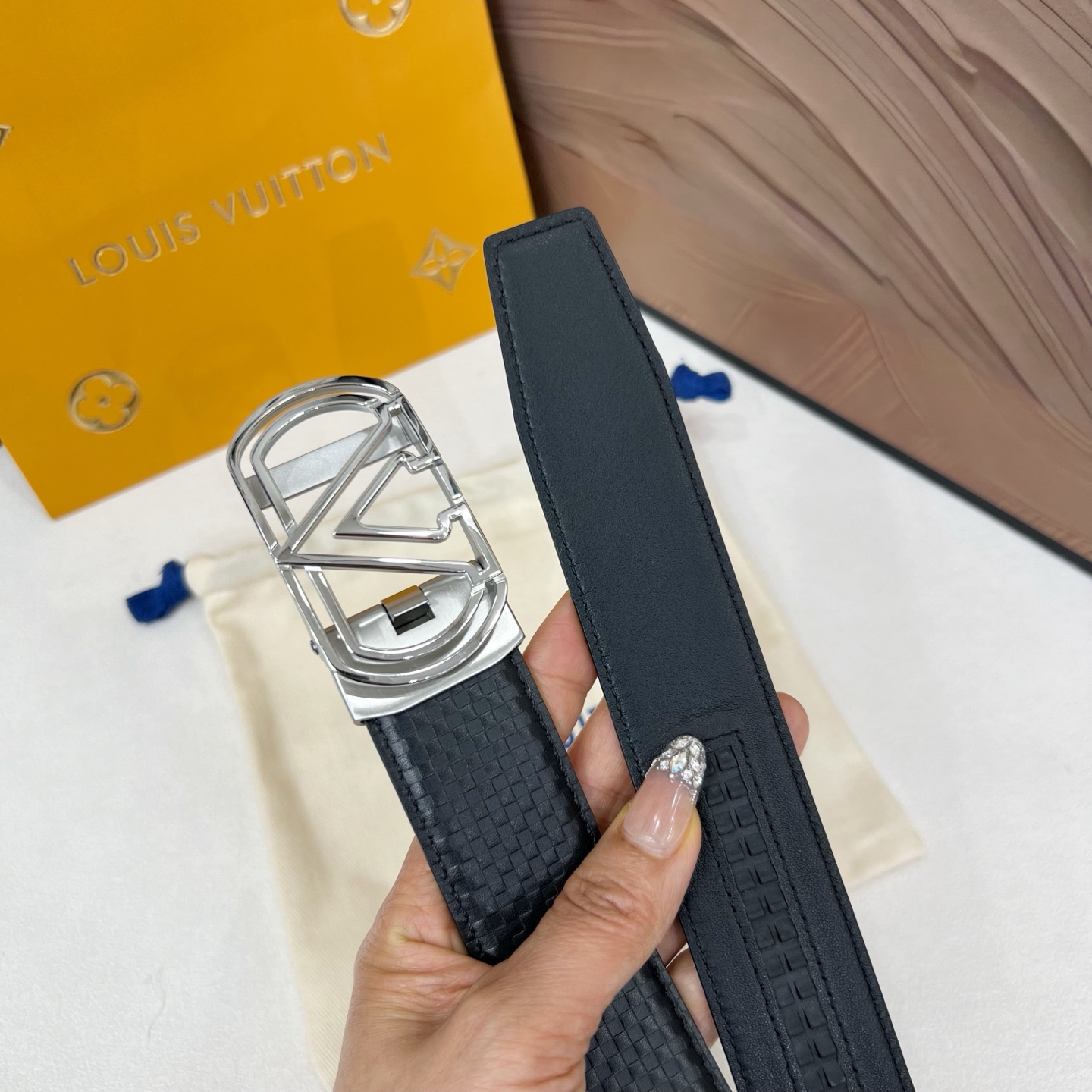 【路易威登】新款进口小牛皮，手感细腻柔软。搭配纯钢自动精品钢扣，宽度：3.5cm