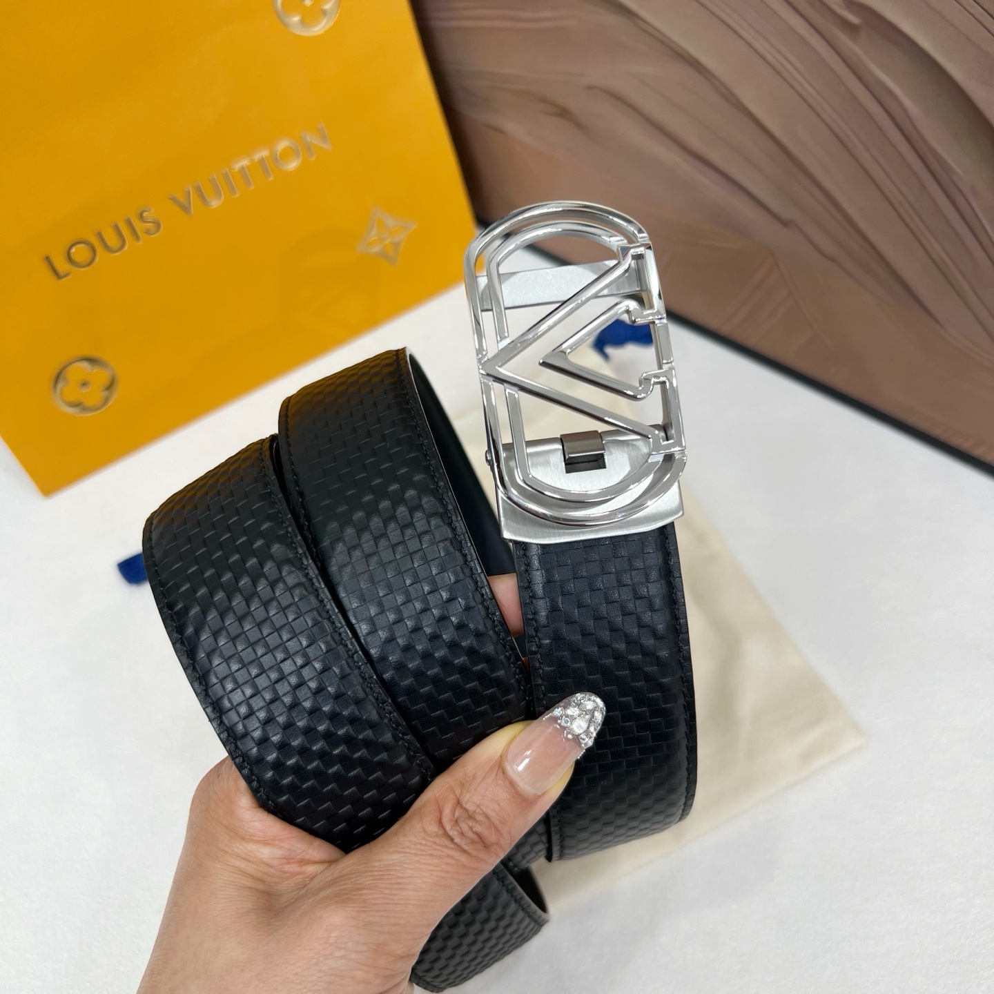 【路易威登】新款进口小牛皮，手感细腻柔软。搭配纯钢自动精品钢扣，宽度：3.5cm