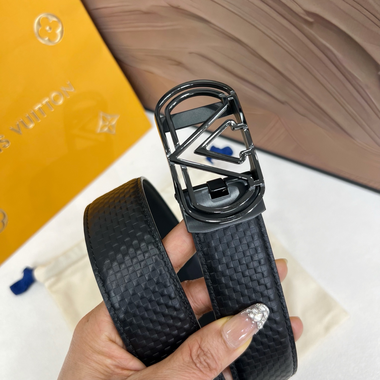【路易威登】新款进口小牛皮，手感细腻柔软。搭配纯钢自动精品钢扣，宽度：3.5cm