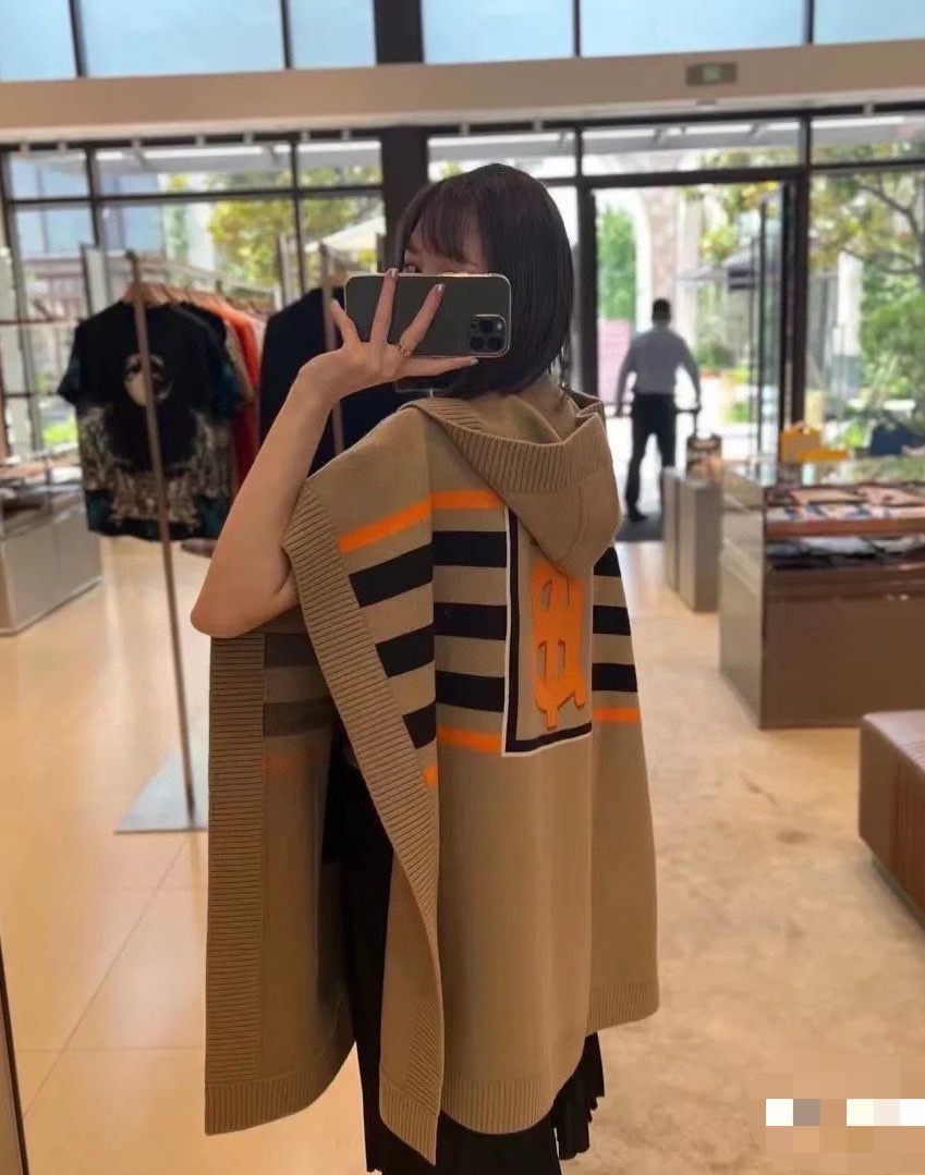 NO:170741,Pure original tail, Bur's latest exclusive logo pattern inlay cashmere shawl, with more than 10,000 pieces in counter, Big B's inlay craft hooded shawl, definitely the best product on the market, first launch of the channel, net weight, nearly 3 kilograms, real material, this model can be used as a hooded top and a cape shawl, paired with striped knit inlay and brand exclusive logo pattern, shawl with long boots is super strap, and it is a great item suitable for wearing in the cold season. The softest wool cashmere worsted fabric is matched with a large pocket on the front and a 