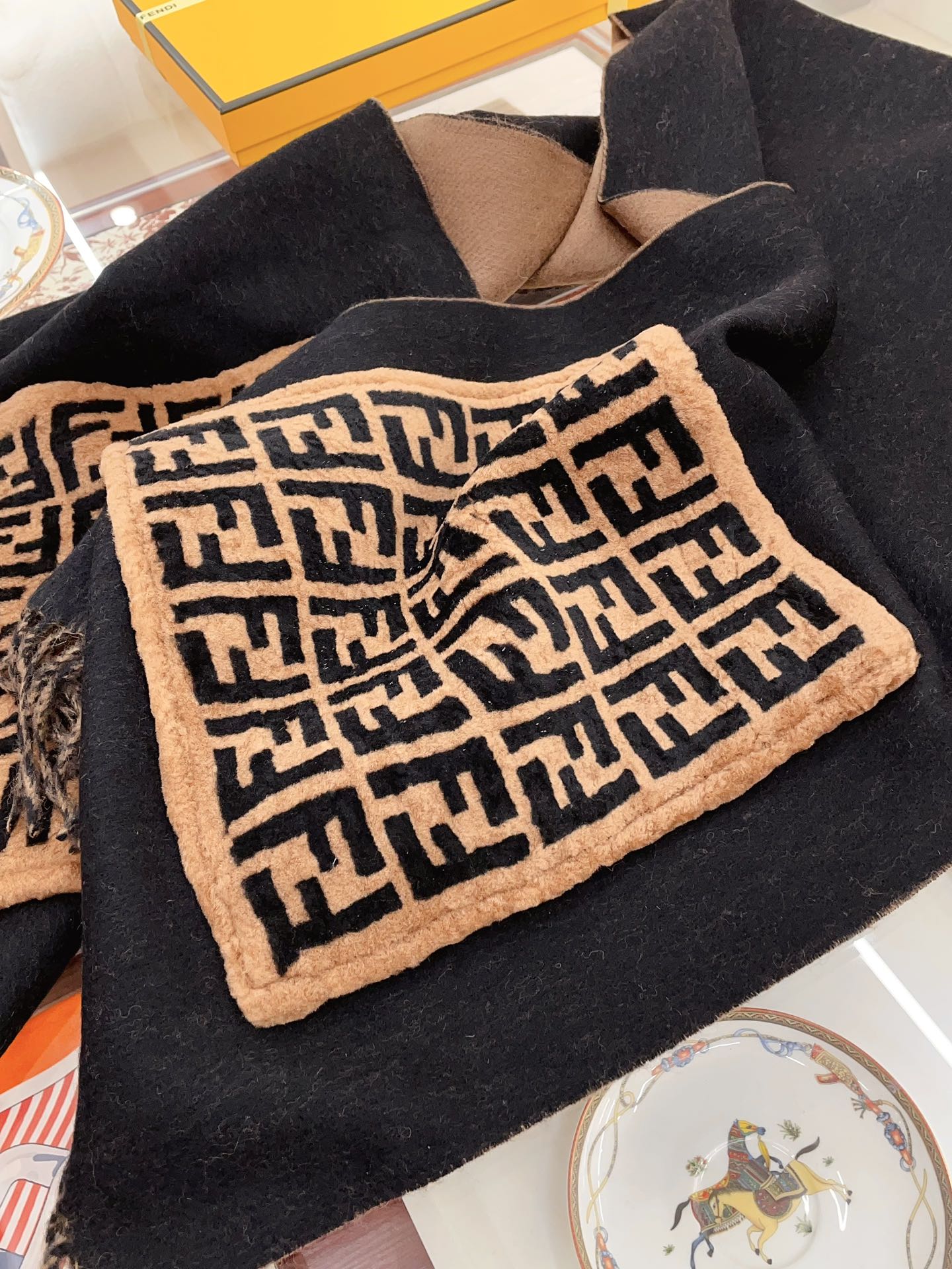 💟【▪️时髦秋冬季！！FF元素爱好者必入！】 超级奢华有品味，Fendi最新口袋款羊毛羊绒围巾！！好看死