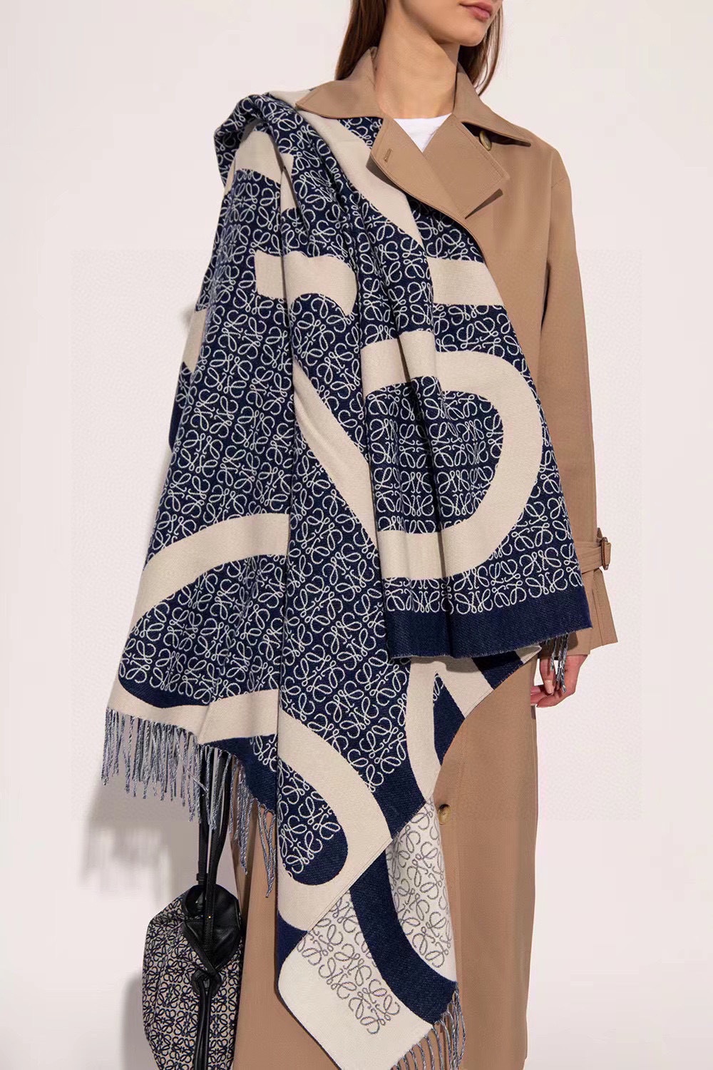 NO:336536,The C-position scarf is a super rare Loewe scarf, a big logo, and it is very large, and it is no problem to be a blanket. It can be used as a shawl or a scarf. It is super comfortable, equipped with leather logo, gentle and noble, and is very suitable for autumn and winter. Material is pure wool, specifications are 130×140cm. Ordinary scarf, ordinary scarf, loewe, blankets, shawls19860909批妥妥的C位围巾超级难遇的Loewe 围巾,大logo,而且特别大,当毯子也没问题,可以当披肩,可以当围巾,超级舒服,配有皮质标识,温柔高贵,太适合秋冬了.材质纯羊毛,规格130×140cm.普通围巾,普通围巾,loewe,blankets,shawls,scarf