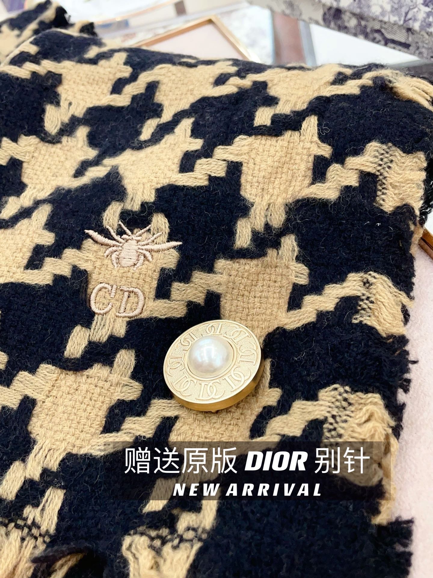 配送胸针Dior超美新款大千鸟围巾！超级推荐入手！质感好货！Dior主打的千鸟纹理据说超难买哦！！我们的