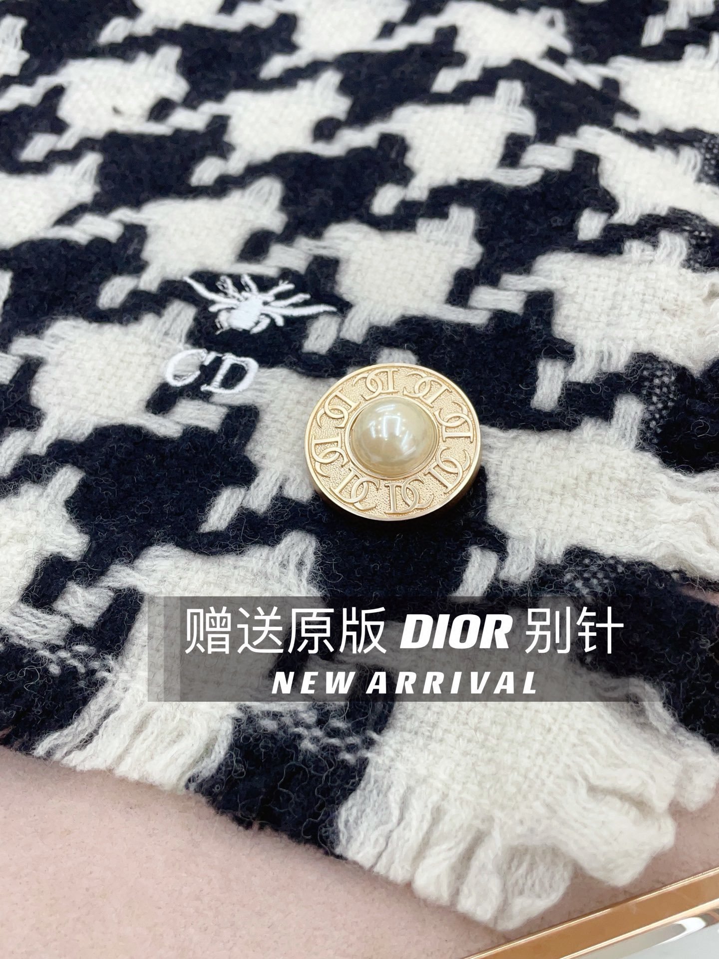 配送胸针Dior超美新款大千鸟围巾！超级推荐入手！质感好货！Dior主打的千鸟纹理据说超难买哦！！我们的