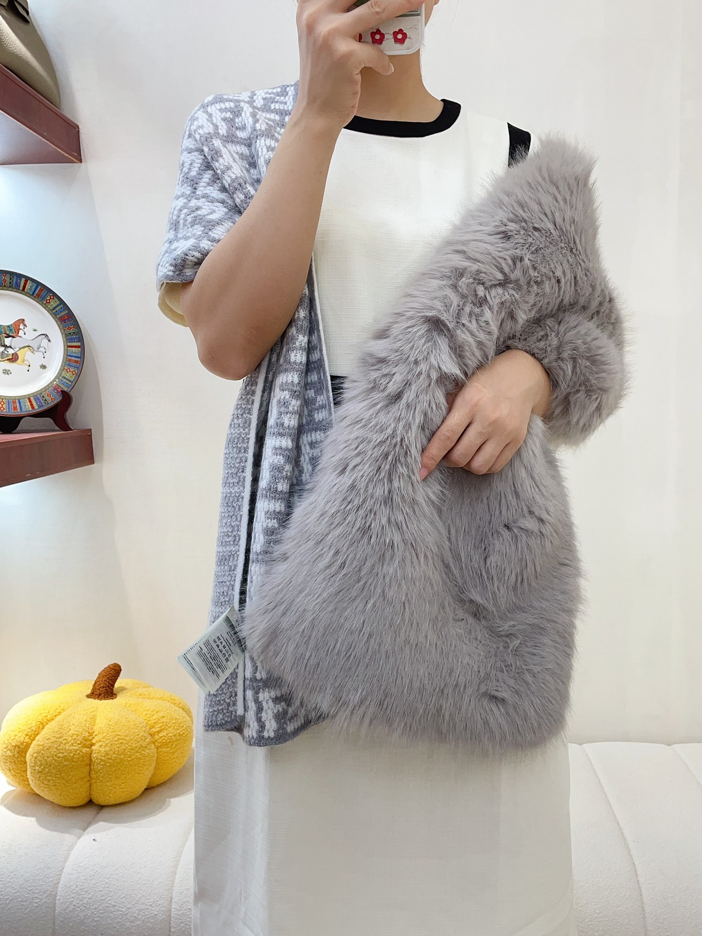 NO:170737,The number one in the fur family!  The Fendi family has been so popular in the past two years. How can Fendi not mention fur?  A good thing I have been thinking about for a long time. I used to plant grass when I saw a dressing blogger wearing it outside. I need such an exaggerated baby to get angry at the end of the year. I am simply the favorite of the chaebol daughter!  The designer knows women very well, full size *32cm, fox fur size 70*32cm, full high-end sense, high-end scarf, fendi19860909皮草世家第一名！Fendi家最近两年真的火的不行,说到芬迪怎么能不提皮草！心心念念好久的好东西,之前看到穿搭博主外穿就种草了,年底聚会太需要这样浮夸的宝贝提气了,简直就是财阀千金最爱！设计师太懂女人了,全尺寸*32cm 狐狸毛尺寸70*32cm.高档感十足,高版本围巾,fendi,fendi,scarf