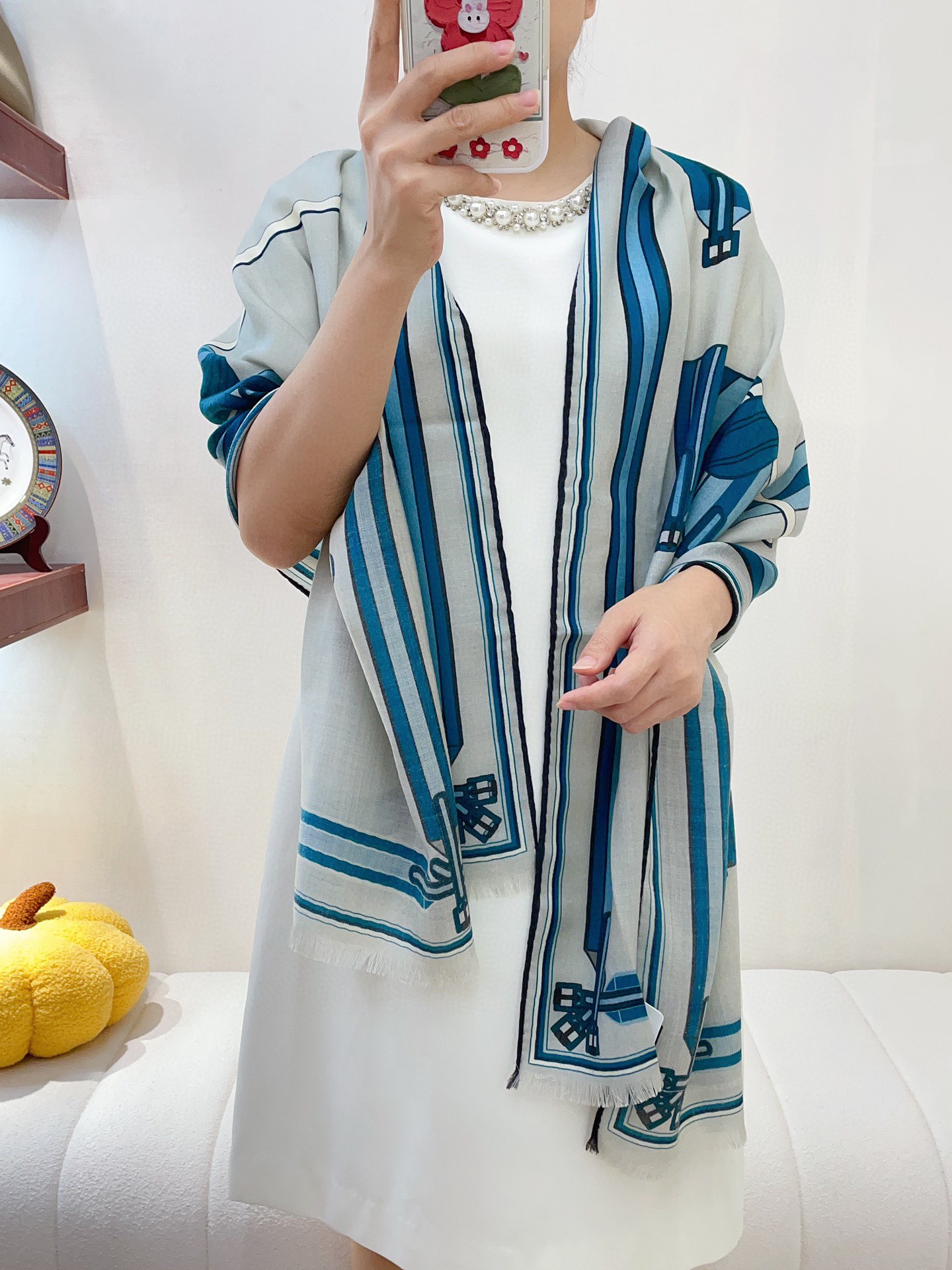 NO:173282,Highly recommended...HERMES counter is launched simultaneously with new [Sadwallow Belly Long Scarf] silk wool long scarf, exclusive high-end customer supply special channel, top silk cashmere fabric. You can tell that there are few factories that can be shipped. New printing series... Highly recommended must-have versatile items. 100 likes on the upper body!  180*63cm70 cashmere silk, high-version scarf, hermes19860909强烈推荐..HERMES 专柜同步上新【马鞍腹带长巾】丝毛长巾,独家高端客供特别渠道,顶级丝羊绒面料.看品质就知道没有几个工厂能出的货.新印花系列....强烈推荐必收百搭单品.上身100个赞！180*63cm70羊绒丝,高版本围巾,hermes,scarf