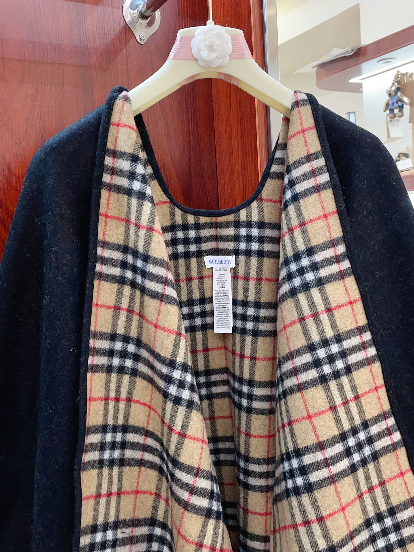 💟BURBERRY史上最牛掰的原单货，双面斗篷‼️一面小格纹+一面纯色❗️双面都可披工艺非常考究❗️介绍