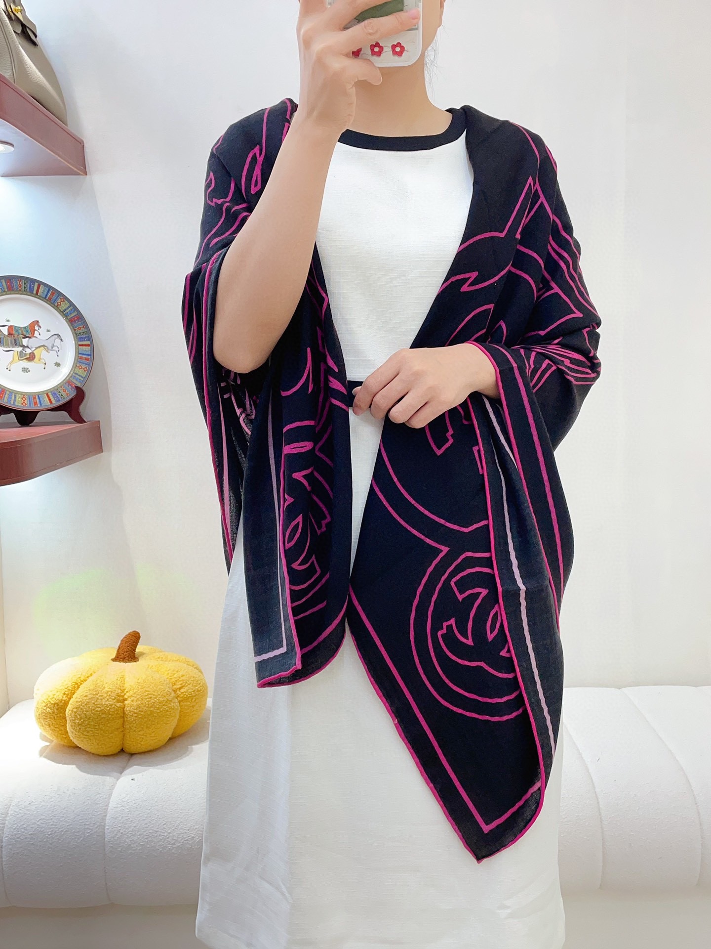 NO:168798,Xiaoxiang [line pendant] cashmere square scarf [high-end, love, pure cashmere, baby feels comfortable to touch, very few products, can be used in all seasons, so it makes people very beautiful, the upper body effect is simply beautiful, the quality is perfect, the whole scarf gives people a big brand aura and is very exquisite and beautiful, which is definitely worth buying. Once you get the real thing, you will be glad that you are a beautiful product for women. It is worth evaluating the perfect temperament and taste Ditails' preferred size*cm, 70 cashmere silk, high-version scarf, real silk19860909小香【线条吊坠】羊绒方巾【高端 大爱 纯羊绒 婴儿触感舒服到飞女人尤物 货极少 四季都可以用真心美的让人非常非常心动 上身效果简直美翻了 品质非常完美 整个围巾给人大牌气场的同时又非常精致秀丽绝对值得入手的新款 实物一拿到就会庆幸自己是女人的绝美好货 值得品鉴完美气质品味Ditails首选尺寸*cm,70羊绒真丝,高版本围巾,real silk,scarf