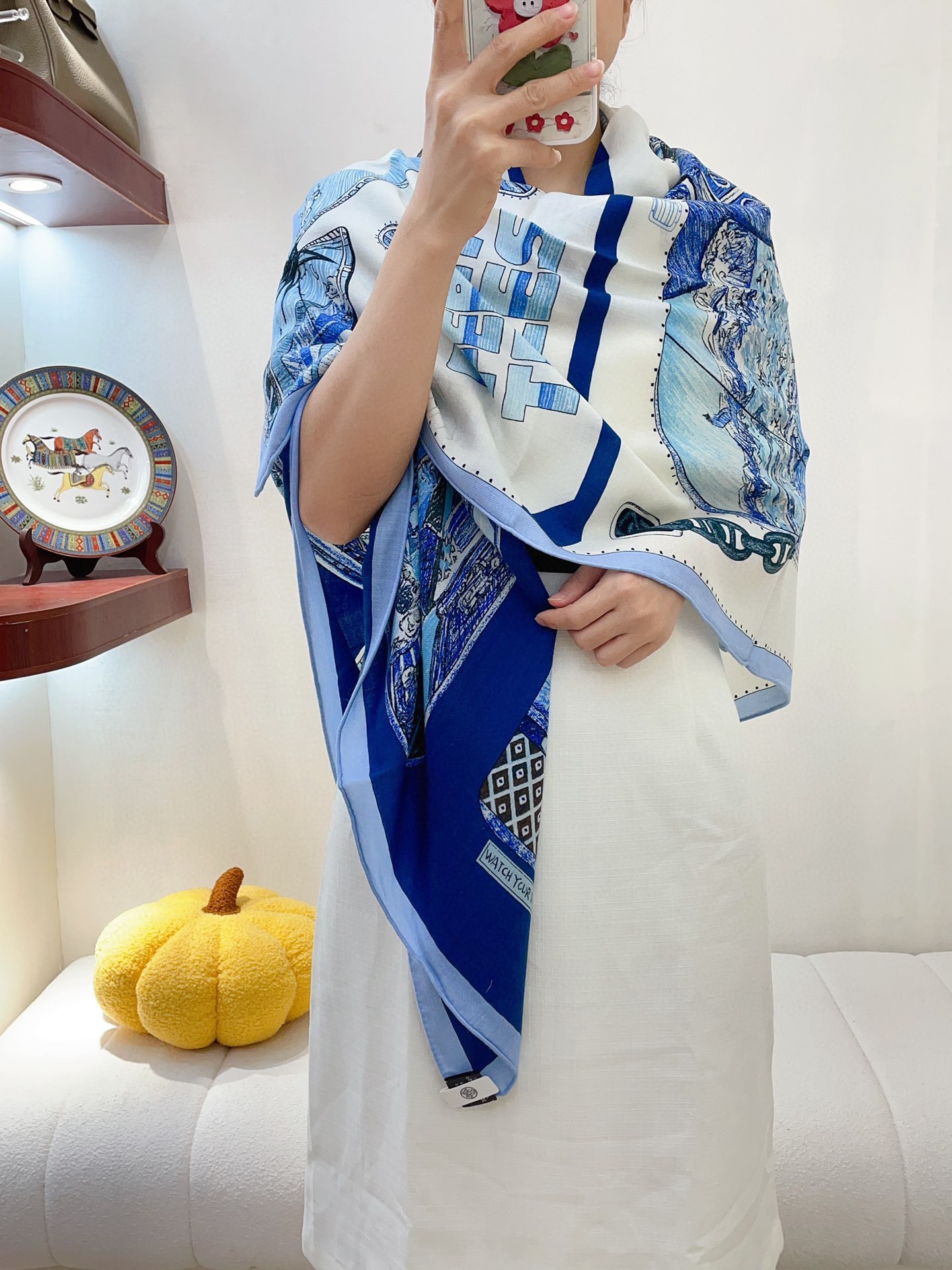 NO:170117,[Double-sided same color] counter synchronization Hermes family said it was good to buy it [Ferry Story] Recommended top-quality craftsmanship and super value Hermes counter hot cashmere square scarf three-dimensional presentation pattern patterns and patterns physical objects, high-end special craftsmanship and high-end research and development, and special cutting-edge craftsmanship processing is loved by Bai Fumei. Whether it is quality, style, price, they scream, super high cost performance, absolutely worth buying 70 cashmere silk, size cm*cm, high-version scarf, hermes, hermes, real silk,19860909【双面同色】专柜同步 Hermes家买了都说好看【渡轮故事】推荐顶级工艺超值爱马仕专柜爆款羊绒方巾立体呈现图案纹路实物档次极高特殊工艺高端研发惊艳问世特殊尖端工艺处理受到白富美的喜欢 无论是品质 款式 价格都令大牌控的她们尖叫 超高性价比 绝对值得入手70山羊绒真丝,尺寸cm*cm,高版本围巾,hermes,hermes,real silk,scarf