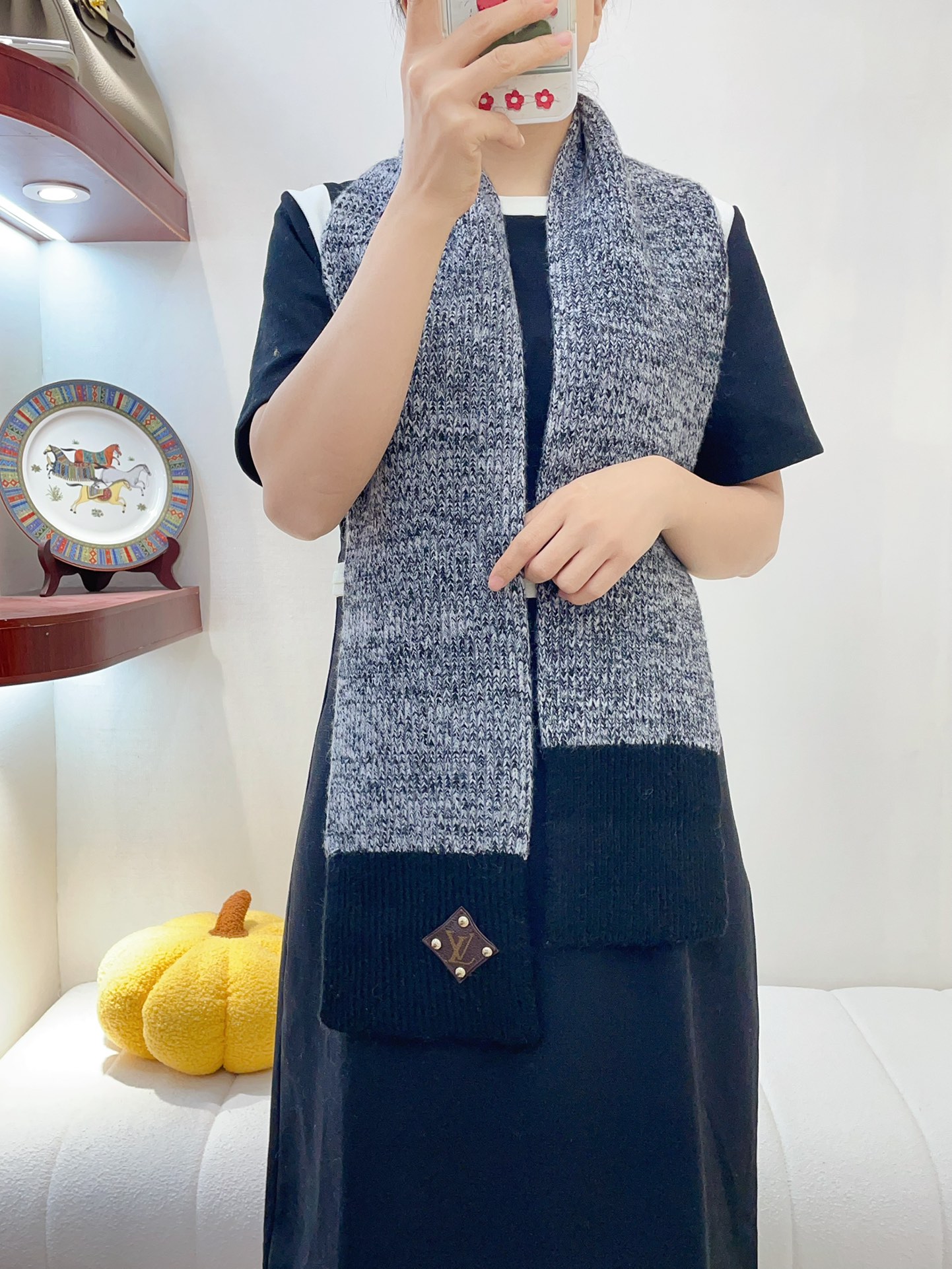 NO:168788,[L rare knitted items, gentle color matching, super obsessed with temperament, low-key, quiet and elegant] Recommended for a second to be moved!  !  !  High-end, luxurious!  eternal!  Not the passing style!  !  !  Maximize the quality of clothing!  The newly released color knitted cashmere scarf this year is so beautiful. Sisters who can match it must understand it. This design can enhance the aura of the shape in autumn and winter. Whether it is perfect, beautiful figure and temperament, this design is a powerful tool to quickly and maximize clothing quality. Size 20*180cm, top cashmere, high-end scarf19860909【L难得一见的针织单品,温柔配色,超级迷恋气质低调恬静又不失优雅】重点推荐一秒心动啊！！！高级,奢华！永恒！不是那种过眼云烟的款式！！！最大化提升的衣品！今年新出的配色针织羊绒围巾,太好看了,会搭配的姐妹一定懂,这样的设计在秋冬季穿搭上很能提升造型气场无可挑剔,无论完,美身材,气质,这种设计,是快速也是最大化提升衣品的利器size20*180cm,顶级羊绒,高版本围巾,scarf