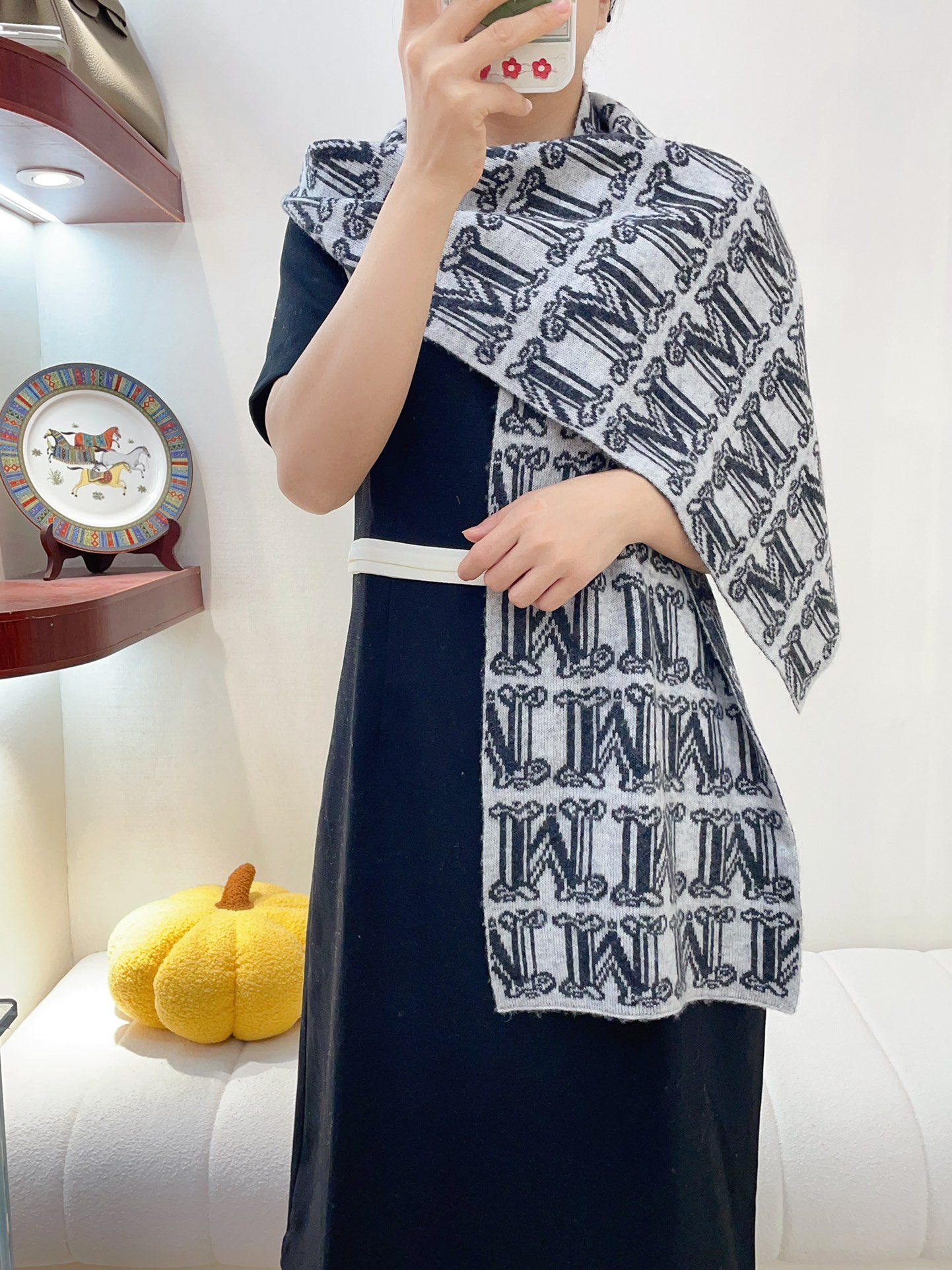 NO:170725,MAX classic knitted cashmere scarf has been arranged in a very straightforward way. The original order of genuine export has been delivered, one of which has just passed the customs and jumped straight into the UK. The last batch is still in emergency production. I don’t want to describe this kind of goods anymore. It’s a must-have for thousands of years. It’s universal for men and women. The buyer takes away some of the goods. The fabric is soft and glutinous, not heavy, super warm and skin-friendly. It’s low-key and luxurious. Every color is so cute that it’s a blast and every color must be arranged. Such a good price, I missed the broken brain size 30*180cm, a high-end scarf19860909MAX经典针织羊绒围巾来个硬货.麻溜的安排上.纯正出口原订单已经交货一批,其中一批刚过海关,直蹦英国.最后一批还在紧急生产中.这种货已经不想多描述了,万年必备款.男女通用.买手带走一部分.面料羊绒.手感软糯,不厚重.超级保暖亲肤.及其低调奢华每个色都是爱到爆炸每色必须安排上.这么好的价位,错过敲烂脑壳儿size30*180cm,高版本围巾,scarf