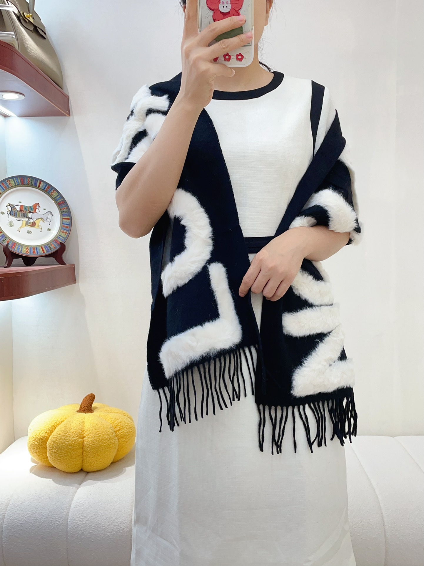 NO:170729,【Invincible big hit!  !  !  A luxury enhancement like a generation!  !  !  Extremely outstanding!  !  】The best LV model!  What I can guarantee is that I will like it on my upper body. The high-end category is not just a scarf and shawl, but more like a high-end ready-to-wear that makes people eye-catching and happy!  !  !  With everything, I will hold on to everything, and I will be so cool with it!  !  !  !  !  Too high-end, too good!  !  !  The texture of environmentally friendly mink hair is really awesome!  It really makes people feel excited. It was completely locked during the photo shoot. I couldn't help but feel happy. The upper body effect is even more beautiful at the level of a lady, showing the high-end and high-end women to the extreme!  !  !  The temperament is so tasteful!  !  The size of 27cm*180cm is very aura!  !  Recommended price of mother!  !  A color., high version scarf, louis vuitton,shawls19860909【无敌大重磅！！！断代般的一个奢华提升！！！出众得不得了！！】LV极品款！我能保证的是上身一定会喜欢,高级的范畴已不只是围巾披肩了,更像个高级成衣让人吸睛,欢喜！！！搭配一切,HOLD住一切,一披,拽得我的啊！！！！！太显档次,太显好了！！！环保水貂毛的质感真心牛逼！真的让人怦然心动,拍照的过程中就被彻底锁住了,真的按捺不住的欣喜上身效果更是贵妇级别的美,将女性的高级,高端简直展现到极致！！！气质太有品味！！27cm*180cm的尺寸,非常有气场！！亲妈价格咆哮推荐！！一个色.,高版本围巾,louis vuitton,shawls,scarf