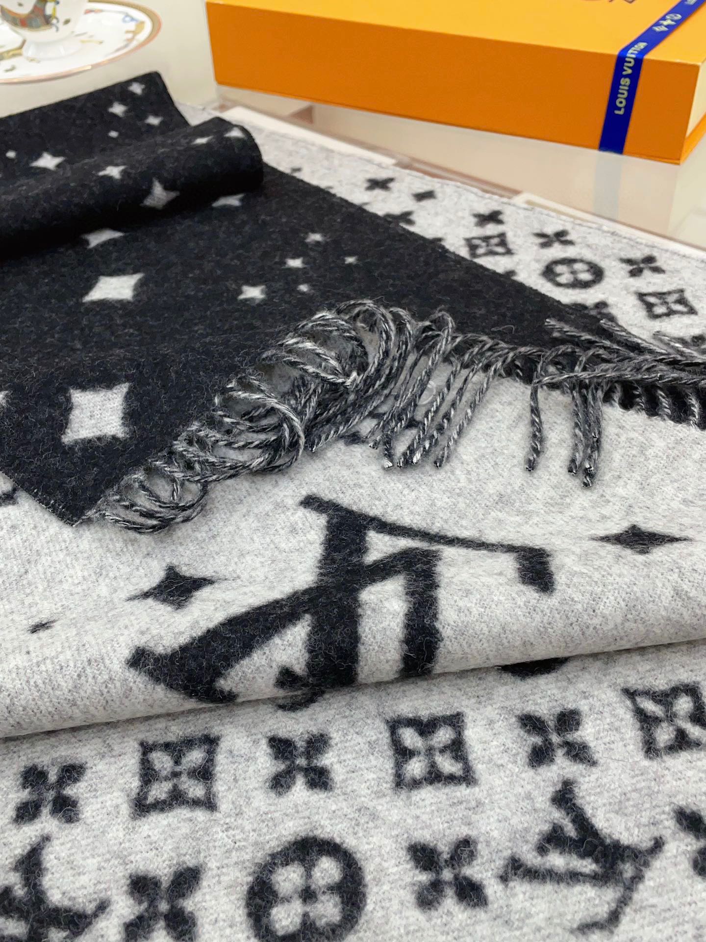 推荐️LV满天星最新黑灰双色设计羊绒披肩️手感非常软糯这样的设计一条等于两条实用又时髦️秋冬必备根据服饰