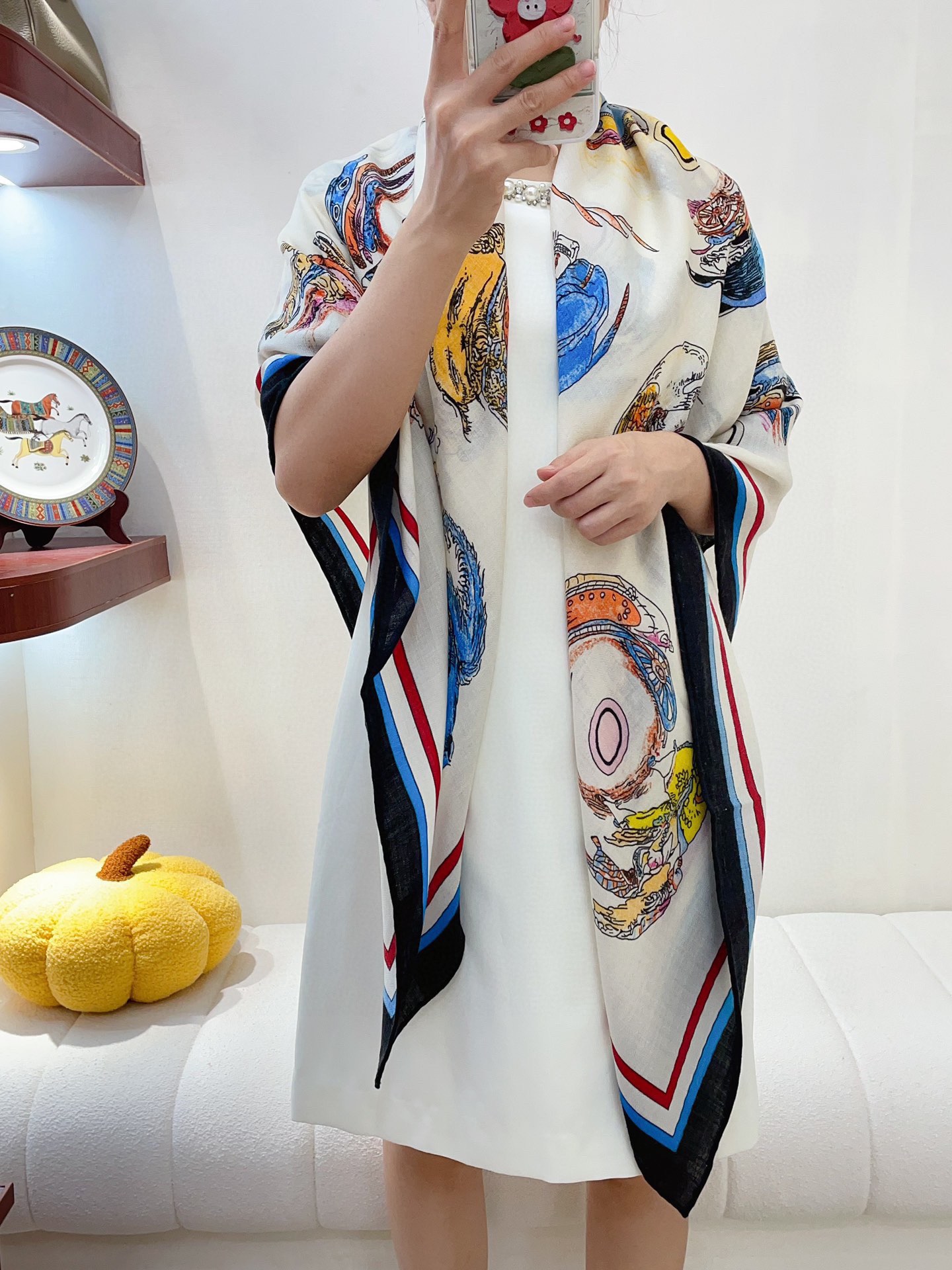 NO:168768,The new HERMES is recommended to look good when you buy it [Metamorphosis] cashmere square scarf, top-level craftsmanship and value Hermes counter hits three-dimensional presentation patterns and patterns, physical grades, and high-end special craftsmanship and high-end research and development are amazingly launched. Special cutting-edge craftsmanship is loved by Bai Fumei. Whether it is quality, style, price, they scream, super high cost performance, absolutely worth buying. Size cm*cm, 70 cashmere silk, high-version scarf, hermes, hermes, real silk19860909新款HERMES买了都说好看推荐【变形记】羊绒方巾,顶级工艺超值爱马仕专柜爆款立体呈现图案纹路实物档次极高特殊工艺高端研发惊艳问世特殊尖端工艺处理受到白富美的喜欢 无论是品质 款式 价格都令大牌控的她们尖叫 超高性价比 绝对值得入手尺寸cm*cm,70羊绒真丝,高版本围巾,hermes,hermes,real silk,scarf