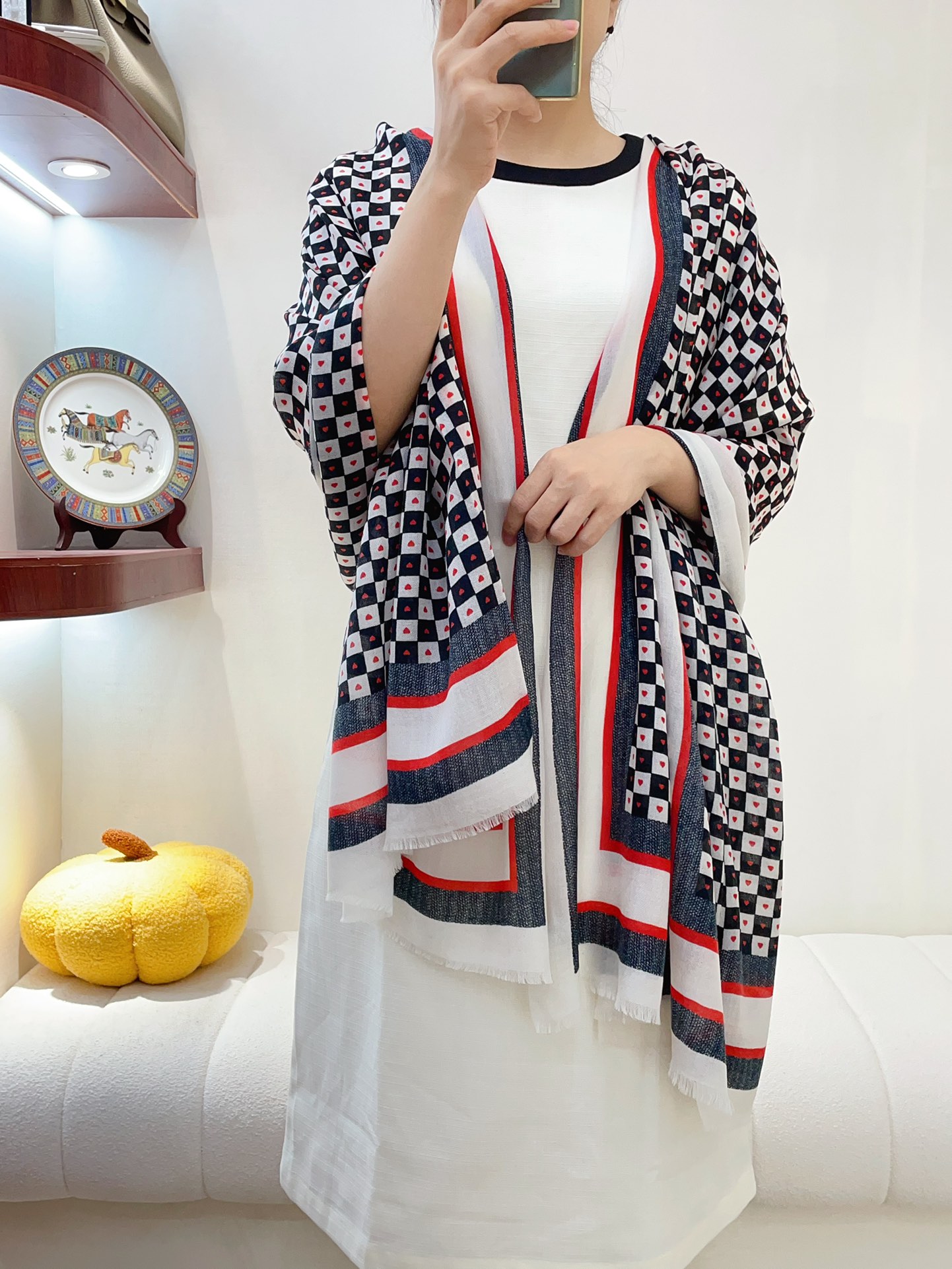 NO:170808,The Dior counter also launched a new [Love Model] cashmere long scarf for customers. It is sold very well. Only when the upper body is on, you will know its beauty, fashionable and full of big brand style. The most important thing is that the skin looks white and tender and eye-catching. It adopts imported digital printing style, which fully demonstrates it!  There is a reason to sell the fire!  Not as simple as being beautiful!  Size 110*200cm, top-grade pure cashmere, high-version scarf, dior19860909Dior专柜同步上新【爱心款】客供羊绒长巾 卖的超爆的,上身才会知道她的美,洋气、大牌范十足.最要紧的是,显的皮肤很白嫩还特吸睛.采用进口数码印花风格,彰显的淋漓尽致！卖的火是有理由的！不是单纯的漂亮这么简单！尺寸110*200cm,顶级纯羊绒,高版本围巾,dior,scarf