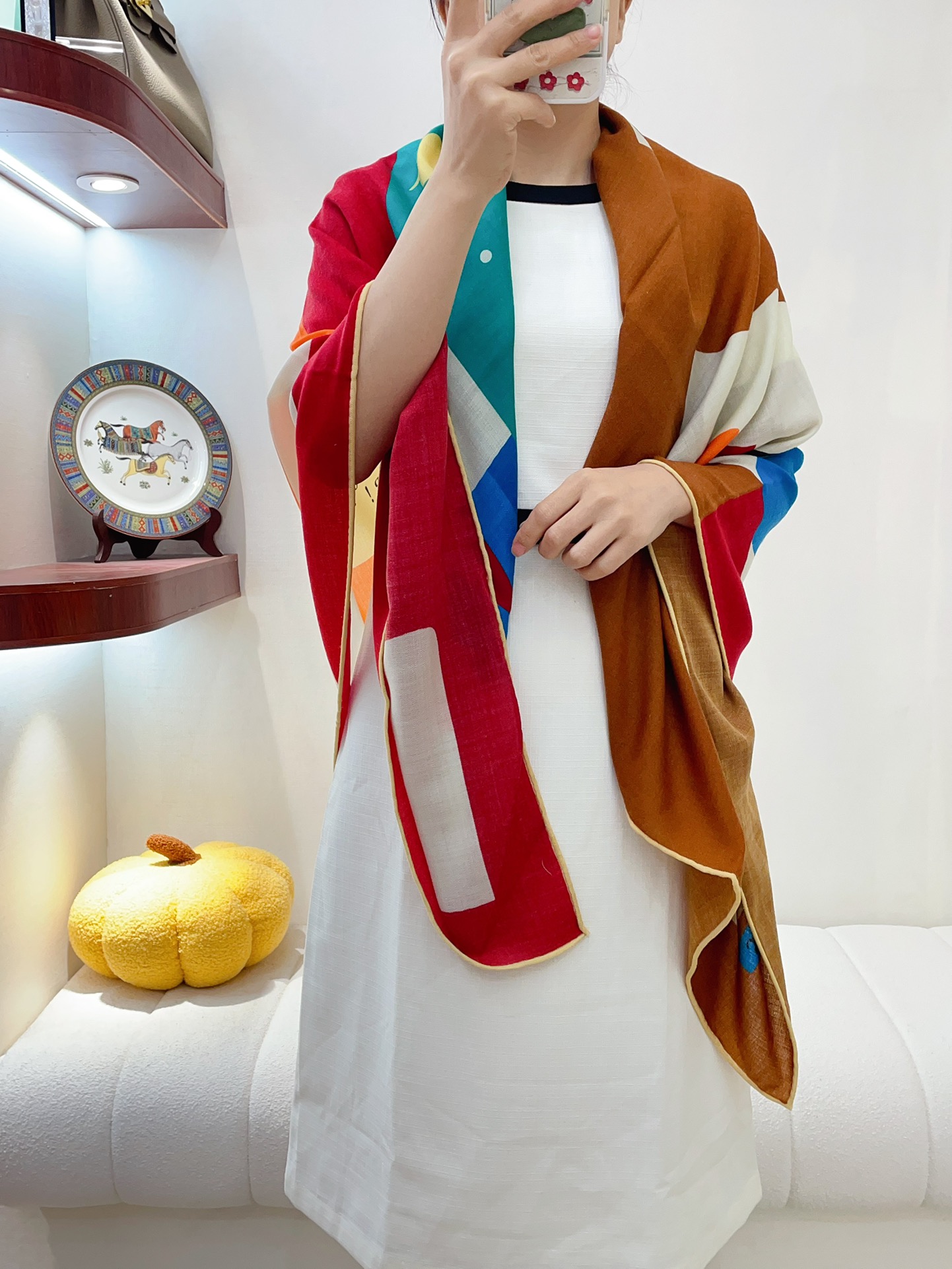 NO:169386,New HERMES is recommended to be good when you buy it [Love Story 140] Cashmere square scarf, top-level craftsmanship and value Hermes counter hits three-dimensional presentation patterns and patterns, physical objects, very high grade, special craftsmanship and high-end research and development, and special cutting-edge craftsmanship processing is loved by Bai Fumei. Whether it is quality, style, price, they scream, super high cost performance, absolutely worth buying. Size 140cm*140cm, 70 cashmere silk, high-version scarf, hermes, hermes, real silk19860909新款HERMES买了都说好看推荐【爱情故事140】羊绒方巾,顶级工艺超值爱马仕专柜爆款立体呈现图案纹路实物档次极高特殊工艺高端研发惊艳问世特殊尖端工艺处理受到白富美的喜欢 无论是品质 款式 价格都令大牌控的她们尖叫 超高性价比 绝对值得入手尺寸140cm*140cm,70羊绒真丝,高版本围巾,hermes,hermes,real silk,scarf