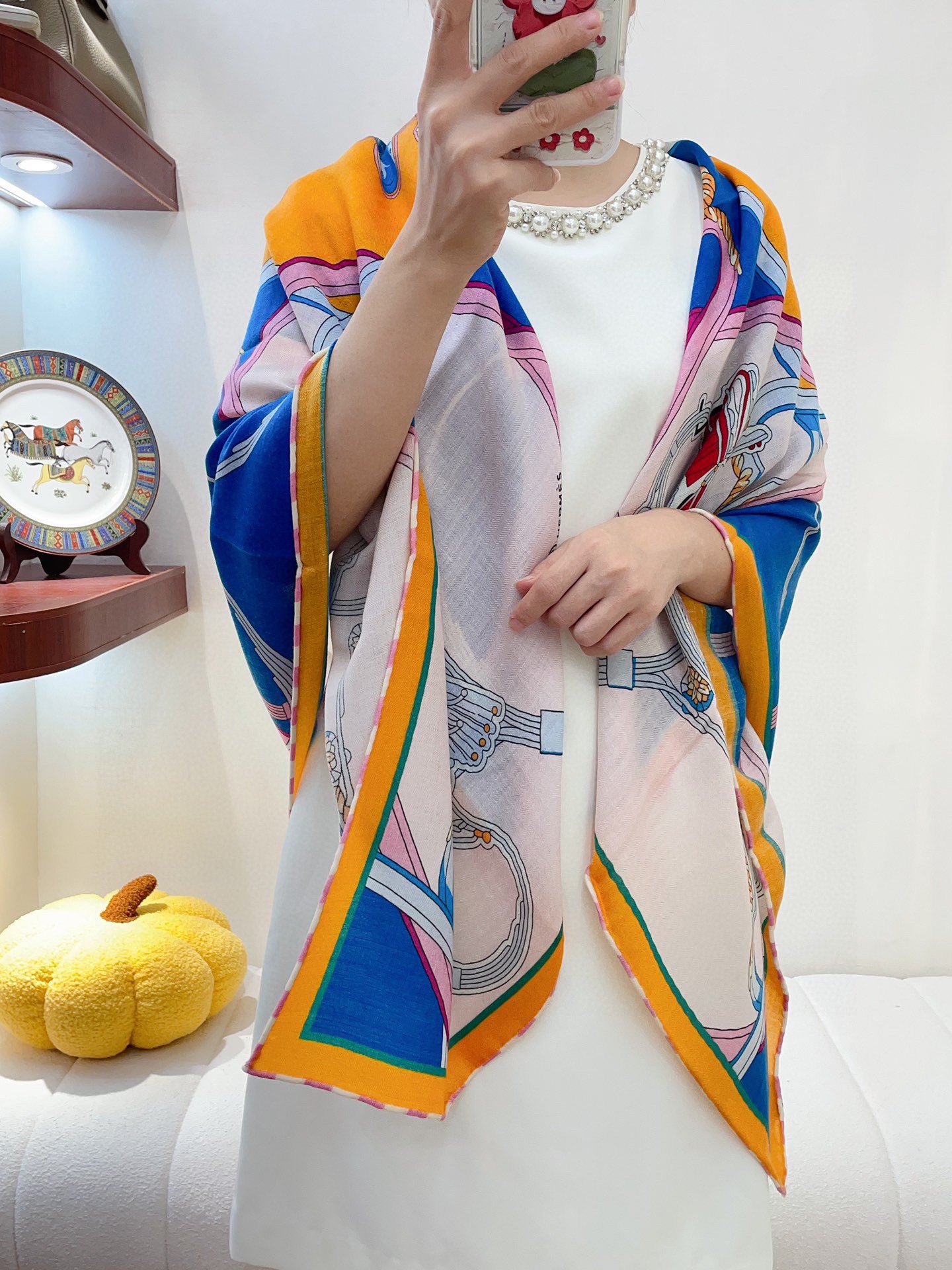 NO:170102,The new HERMES is recommended to look good when you buy it [Spring Mixed and Match] cashmere square scarf, top-level craftsmanship and value Hermes counter hits three-dimensional presentation patterns and patterns, physical grades, and high-end special craftsmanship and high-end research and development are amazingly launched. Special cutting-edge craftsmanship is loved by Bai Fumei. Whether it is the quality, style, price, they scream, super high cost performance, absolutely worth buying. Size cm*cm, 70 cashmere silk, high-version scarf, hermes, hermes, real silk19860909新款HERMES买了都说好看推荐【弹簧混搭】羊绒方巾,顶级工艺超值爱马仕专柜爆款立体呈现图案纹路实物档次极高特殊工艺高端研发惊艳问世特殊尖端工艺处理受到白富美的喜欢 无论是品质 款式 价格都令大牌控的她们尖叫 超高性价比 绝对值得入手尺寸cm*cm,70羊绒真丝,高版本围巾,hermes,hermes,real silk,scarf