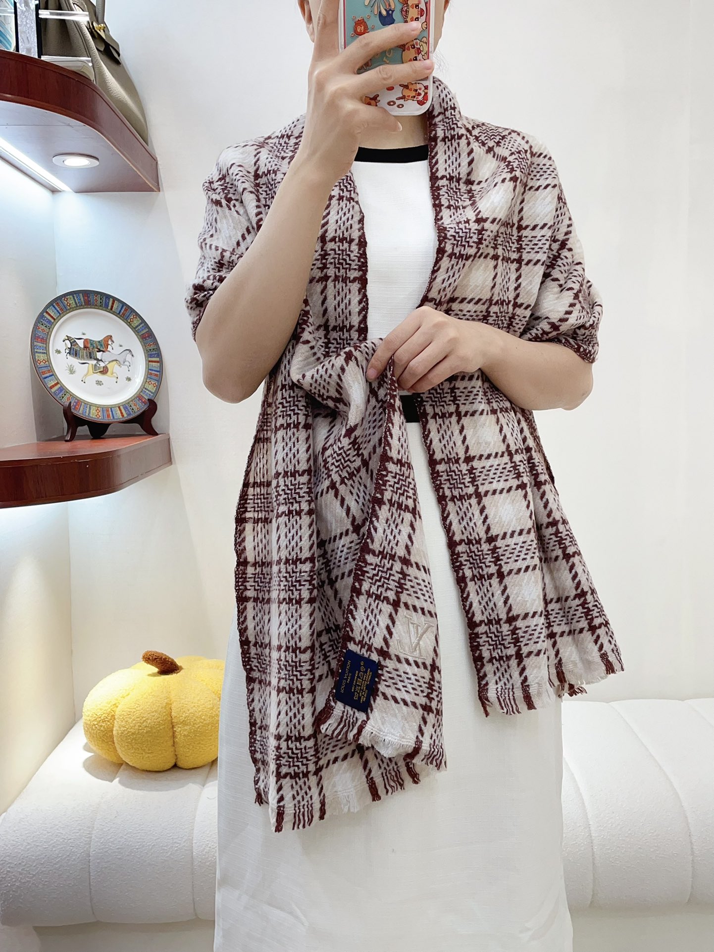 NO:168776,New matching tools L V series products are exclusively available for VIP products. Top imported Scottish wool pattern weaving makes the scarf elastic and soft and skin-friendly. Extremely noble and elegant. Intellectual styles. Simple and atmospheric design. It is definitely not a fancy style. It is definitely a niche product. Not everyone knows it. It is absolutely the first choice for savoring life. It is a must-have for those who know the goods. Casual style matching!  [Color][Color][Color] Please take a detour for an amateur 45*180 wool, high-version scarf19860909新款搭配利器 L V系列货 专供vip 产品 顶级苏格兰进口绵羊毛纹路织法使围巾赋有弹性且柔软亲肤  无比的高贵优雅 知性的款式 简洁大气的设计 绝对的不是花里胡哨的款式绝对的是小众产品 不是谁都懂的它的好 绝对的品味生活的首选搭配饰品 识货者必入.休闲风格搭配必备哦！[色][色][色]外行请绕道 45*180绵羊毛,高版本围巾,scarf