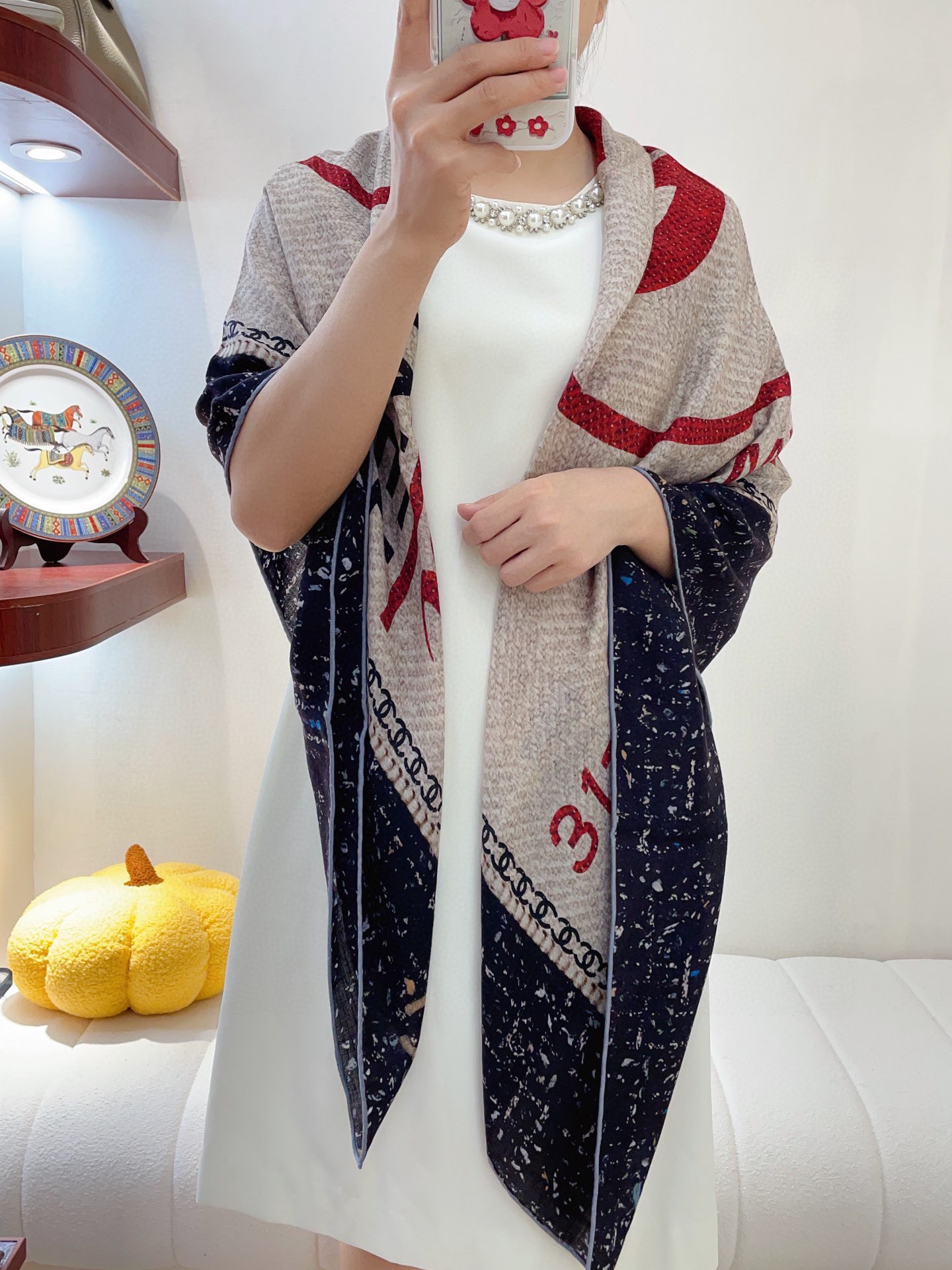 NO:171369,CHANEL high-luxury custom-made models can become elegant and tasteful, with super tasteful single products with the best and elite level fashionable feeling!  The things are really exquisite, the patterns are very gorgeous, and they will definitely outperform in craftsmanship. This seems simple and complicated process!  The general factory cannot make such a model. This craft and color matching can be seen from a general large factory. I really like this master-level fashion sense. People with attitude will definitely like it. Young, fashionable, confident, and attitude 140*140cm cashmere square scarf, high-version scarf, chanel19860909CHANEL 高奢定制款无论在哪种场合,都能变得高雅有品,超有品味的单品极品精英高手级别的时髦感！东西真的都是很考究,图案非常艳丽,在工艺上必定胜人一筹这款看似简单工序很复杂！一般工厂做不出这样的款,这种工艺和配色一看就知道不是一般的大工厂的,非常非常喜欢这种高手级别的时髦感,有态度的时髦人一定会喜欢.年轻,时髦,自信,有态度140*140cm 羊绒方巾,高版本围巾,chanel,scarf