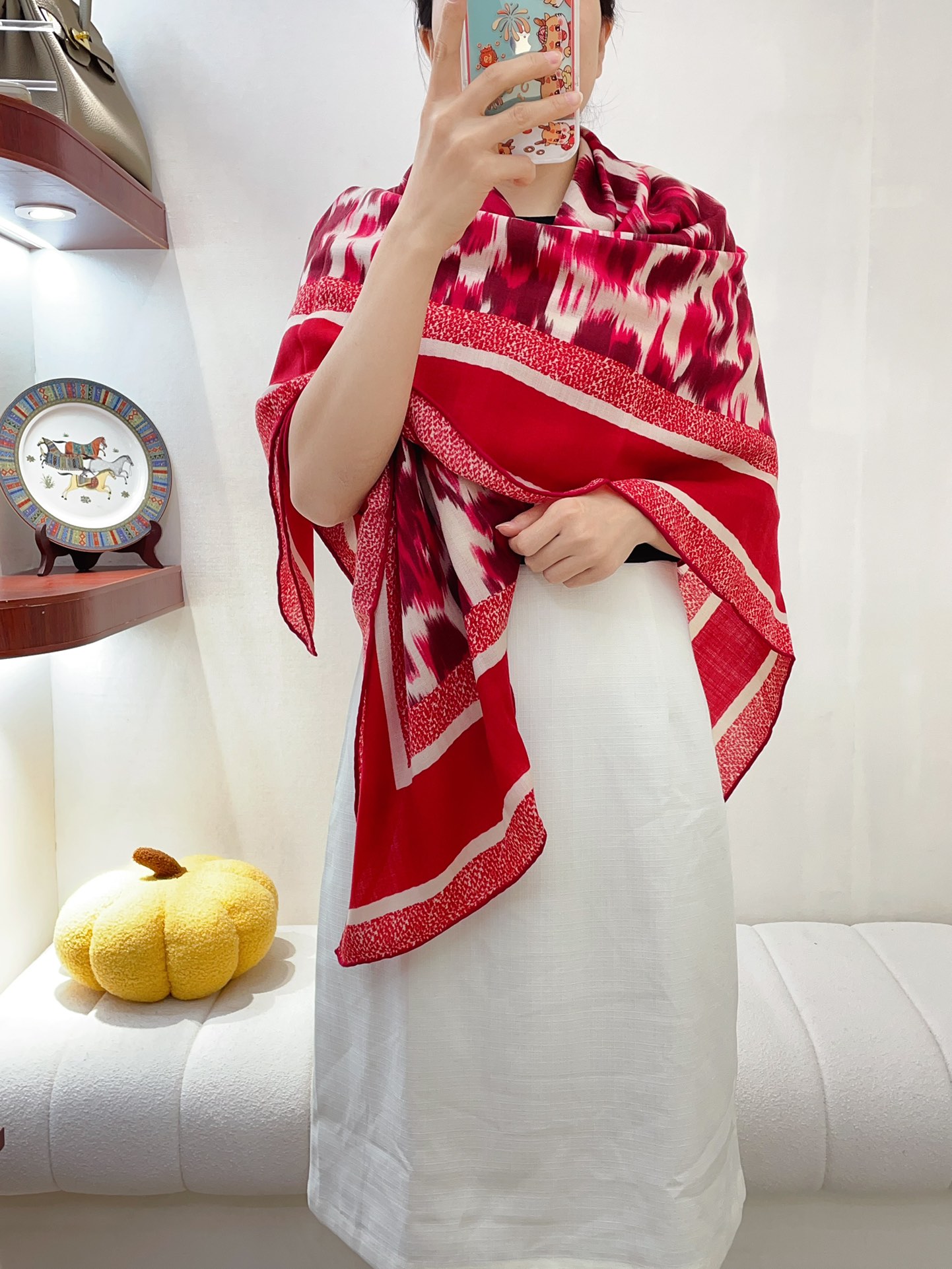 NO:172516,Dior's latest counter feature [Leopard Graffiti 140] A very easy-to-match style for holidays and daily life. The order private flow is very easy to match when you see it. You want to go on vacation and wear it very well. You will look so energetic. You can see the details clearly. The high-standard quality that is absolutely praised. The 140*140 large scarf, 70 cashmere silk, high-version scarf, dior, real silk19860909Dior最最新的专柜主打款【豹纹涂鸦140】 度假及日常都非常好搭配的款订单私流】一看到就想去度假平时穿搭也非常好搭配,整个人看起来都会神采奕奕好多不用多说,细节品质都看得清楚,绝对获赞的高规格品质140*140大方巾,70羊绒真丝,高版本围巾,dior,real silk,scarf