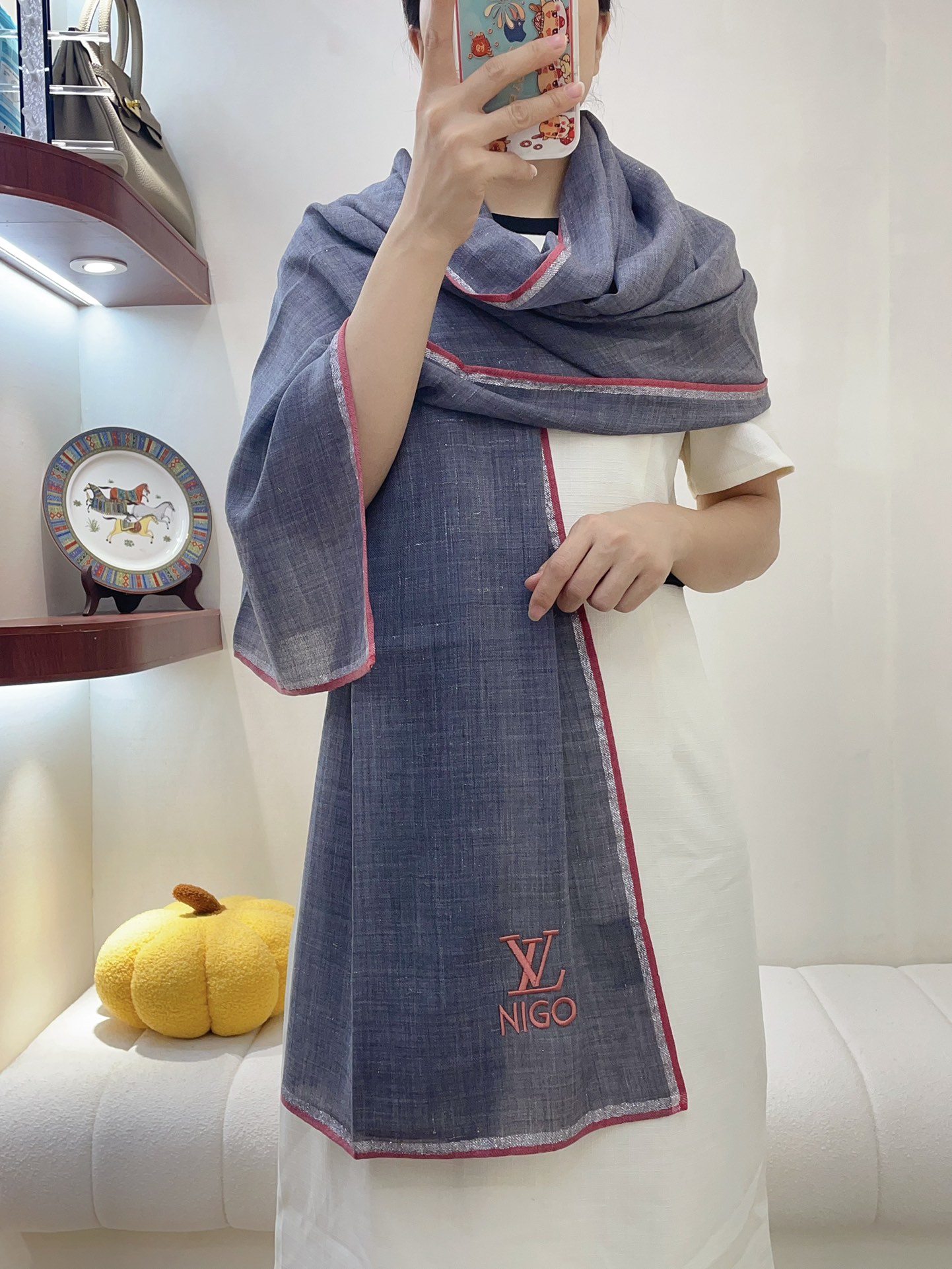 NO:169375,LV co-branded hits, essential items, four-sided metal frames create the ultimate luxury brand style, solid colors are matched with the classic logo of the two major creators, which show luxury in low-key. The metal wire threads throughout give people a heart-warming feeling. They use Kashmir Plateau cashmere, which feels soft and has a size of 90*200cm., high-version scarf, louis vuitton19860909LV联名爆款,必备单品,四边金属框打造极致奢华的大牌风,纯色配以两大创造师的经典logo,低调中彰显着奢华,贯穿的金属丝线,更是给人一种心动的感觉,采用克什米尔高原羊绒,手感绵软,尺寸90*200cm.,高版本围巾,louis vuitton,scarf