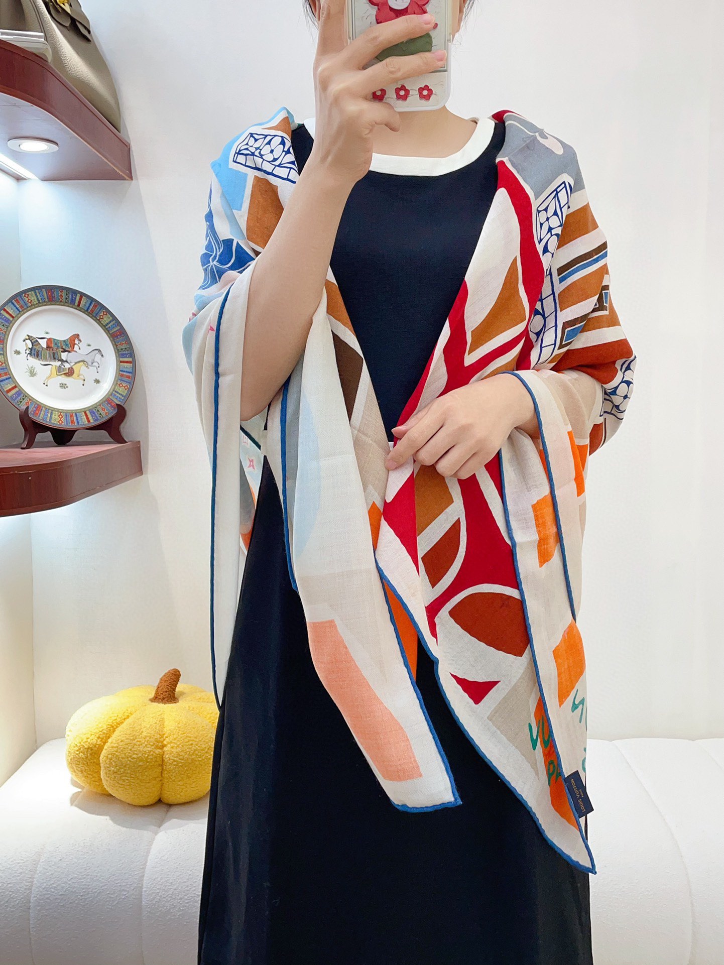 NO:169353,LV elegant and noble baby-like soft touch synchronous counter [City Garden] Velvet printing cleverly uses donkey bag pattern to create a dazzling and eye-catching look, perfectly matched with a variety of shapes, low-key, fashionable and tasteful, luxurious and new classic items, with a mixed design of multiple product logos, cashmere material is extremely soft and luxurious. The real thing is truly elegant and noble, high-end quality and high-definition presentation 135*135cm, 70 cashmere silk, high-version scarf, louis vuitton, louis vuitton, louis vuitton, louis vuitton, louis vuitton19860909LV典雅高贵 婴儿般的柔软触感同步专柜【城市花园】丝绒印花巧妙利用驴家包袋图案创造出醒目亮眼的观感,与多种造型完美搭配,拼色低调时髦有品味奢华全新的经典单品,以混合多种产品标识的设计,羊绒材质极致柔软.奢华的触感.实物真心典雅高贵高端品质高清呈现135*135cm,70羊绒丝,高版本围巾,louis vuitton,louis vuitton,louis vuitton,scarf