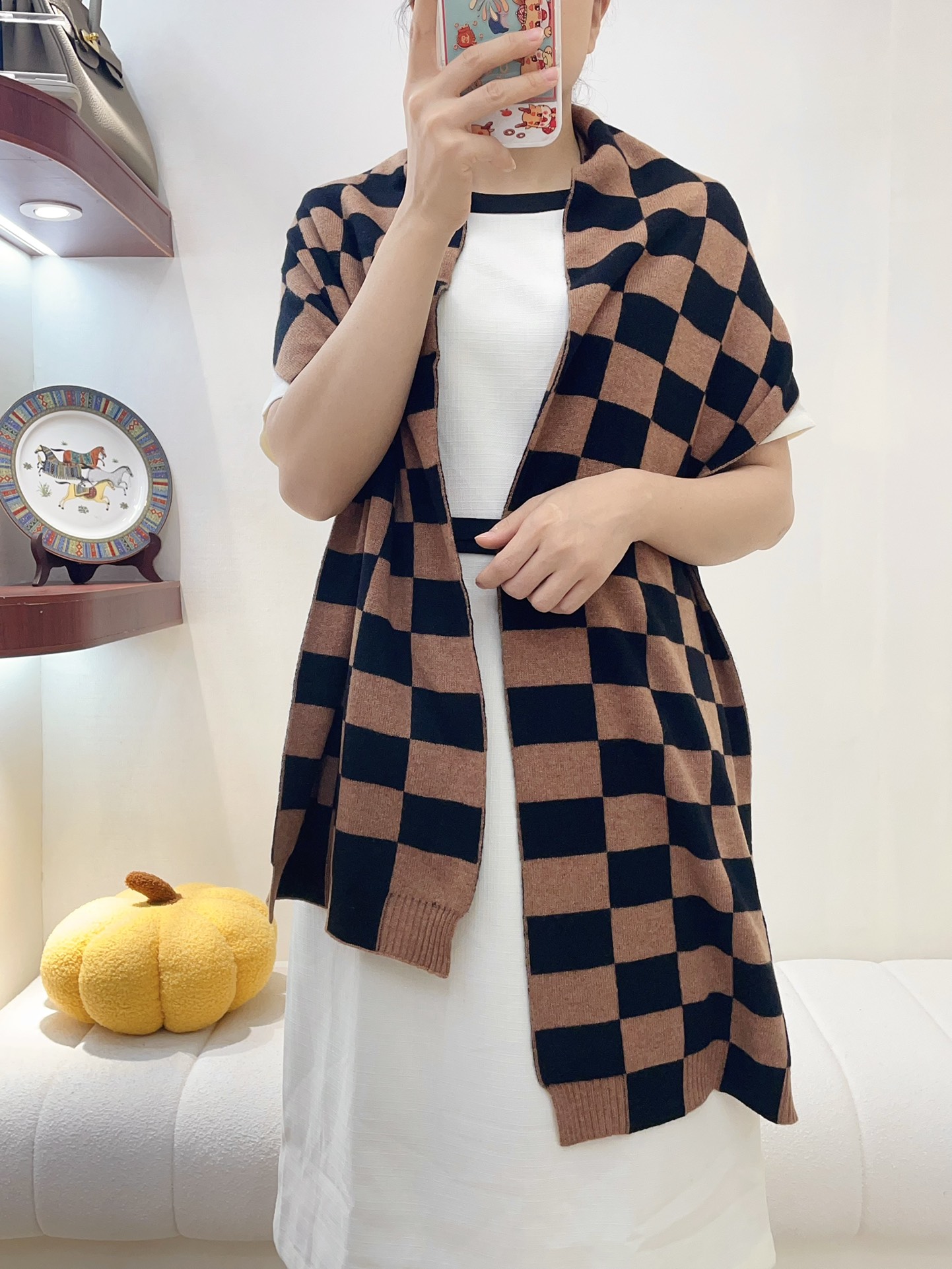 NO:169371,【A little heart is definitely destined to be angry!  !  !  Invincible and truly fragrant must be purchased!  !  !  】I like it all the time!  !  !  !  !  !  Old friends must receive it!  !  !  !  I am so proud that I can present this model to everyone in time. The most awesome MaxMara is the most popular autumn and winter series~ the high-end product of imported knitted cashmere, perfect quality!  Our price is so powerful that I doubt whether the factory has calculated the price incorrectly!  !  !  There is no doubt that I can be selected as the top of the top of this year's must-have high-end heavy scarves. I love too much. I suppressed my excitement and introduced her well. It was really heart-pounding. I was completely locked in the process of taking pictures. I couldn't help but feel happy. The upper body effect is even more beautiful at the level of a noble lady, showing the high-end and high-end women to the extreme!  !  !  The MaxMara design is really admirable!  Such a heart-wrenching recommendation is very confident about the quality, and the quality is very good, and I like it so crazy!  The key price is really good! My mother has arrived at home!  !  !  As long as the economy allows, you can collect any specifications of 38*180 counter original fabrics and high-version scarves19860909【 小心脏绝对爆发注定要火啊！！！无敌真香必入款！！！】直跺脚地喜欢！！！！！！老友必收！！！！简直太骄傲,能给大家及时上这款,最牛的MaxMara当之无愧最主打的秋冬系列~进口针织羊绒的高端产物,完美品相！我们这价格给力到我都怀疑工厂是不是核算错价格！！！毋庸置疑可以入选今年必入高端重磅围巾榜单TOP太爱太爱太爱了~我压住激动的心情好好介绍她~真的让人怦然心动,拍照的过程中就被彻底锁住了,真的按捺不住的欣喜上身效果更是贵妇级别的美,将女性的高级,高端简直展现到极致！！！MaxMara这个设计真的是令我佩服的五体投地！如此掏心掏肺的推荐,对品质是非常有底气的,品质非常好,我又喜欢得抓狂！关键价格真心亲妈到家了！！！只要经济允许,任意收规格38*180专柜原版面料,高版本围巾,scarf