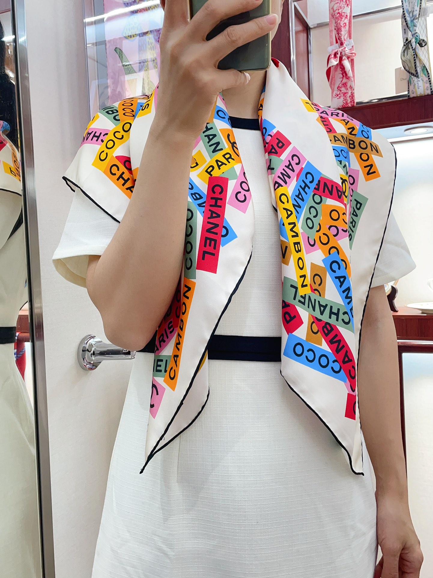 NO:174691,Chanel's new style [Portrait pattern] is beautiful [Tear] The royal palace-level top counter is on sale. The classic small fragrance element pattern design style is extremely beautiful. Really, the upper body is extremely skin-skin color. It is versatile. Look at it yourself. Size 90x90cm Twill silk scarf, high-end scarf, chanel, real silk19860909香奈儿新款【拼花图案】美翻了[流泪]御用殿堂级极品专柜在售 经典小香元素图案设计风格美丽至极 真的 上身极为衬肤色 百搭 好看不好看自己看吧 尺寸90x90cm 斜纹真丝围巾丝巾,高版本围巾,chanel,real silk,scarf