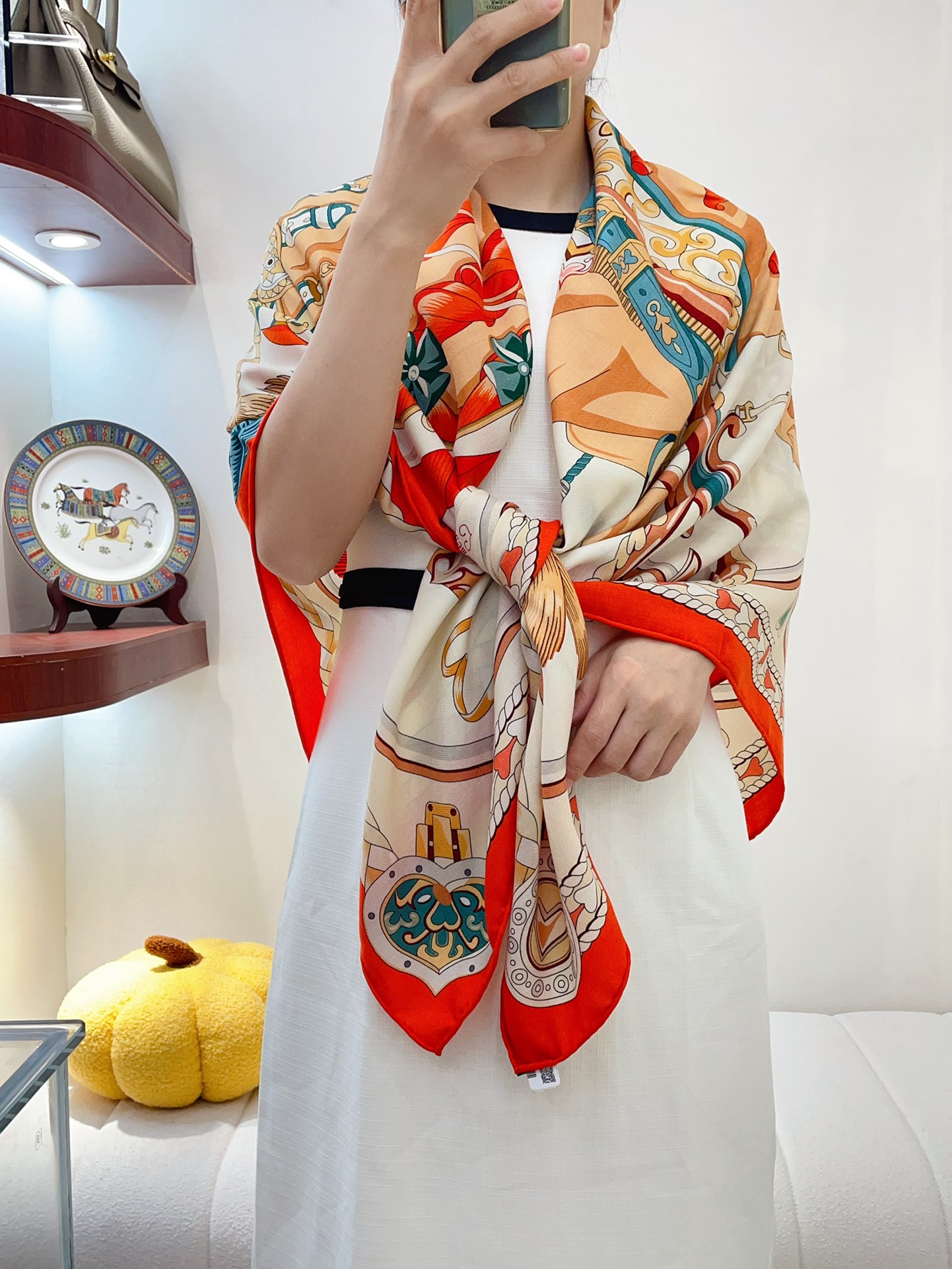 NO:170094,[Double-sided same color] HERMES Awesome hit model [Sweet saddle] [Absolute top quality] Super value feedback that will definitely scream counter quality This model is H limited edition, the top visual feast counter limited edition color is very luxurious, the number of top silk cashmere works is very difficult, and it is not possible to imitate products to log in exclusively in the whole city!  The best HERMES masterpiece is an absolute top-notch product in overseas counters!  Special channels sell one less cashmere silk, pure hand-made curled edges, cm*cm!  High-end scarf, hermes, real silk19860909【双面同色】HERMES 牛逼爆款【甜蜜的鞍具】【绝对顶级品质】超值回馈绝对会尖叫的专柜品质此款是H限量款,顶级视觉盛宴专柜限量色非常奢华顶级丝羊绒作品套数多难度高,非仿货所能及全城独家登陆！海外专柜同步绝对的顶级好货HERMES力作！特殊渠道货卖一个少一个70山羊绒真丝,纯手工卷边,cm*cm！重磅推荐,高版本围巾,hermes,real silk,scarf