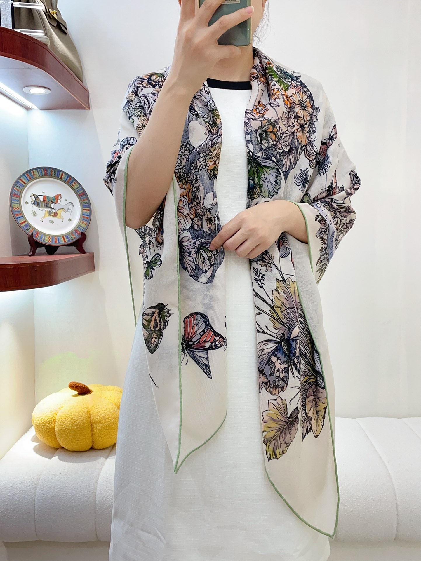 NO:170122,Dior's latest counter main style [Butterfly Flower] The best style for holidays and daily life is very easy to match. The order private flow is very easy to match when you see it. You will look so energetic. You don't need to say more. You can see the details clearly. The highest quality scarf that is absolutely praised. 70 cashmere silk, high-end scarf, dior, real silk19860909Dior最最新的专柜主打款【蝴蝶花朵】 度假及日常都非常好搭配的款订单私流】一看到就想去度假平时穿搭也非常好搭配,整个人看起来都会神采奕奕好多不用多说,细节品质都看得清楚,绝对获赞的高规格品质*大方巾,70羊绒真丝,高版本围巾,dior,real silk,scarf