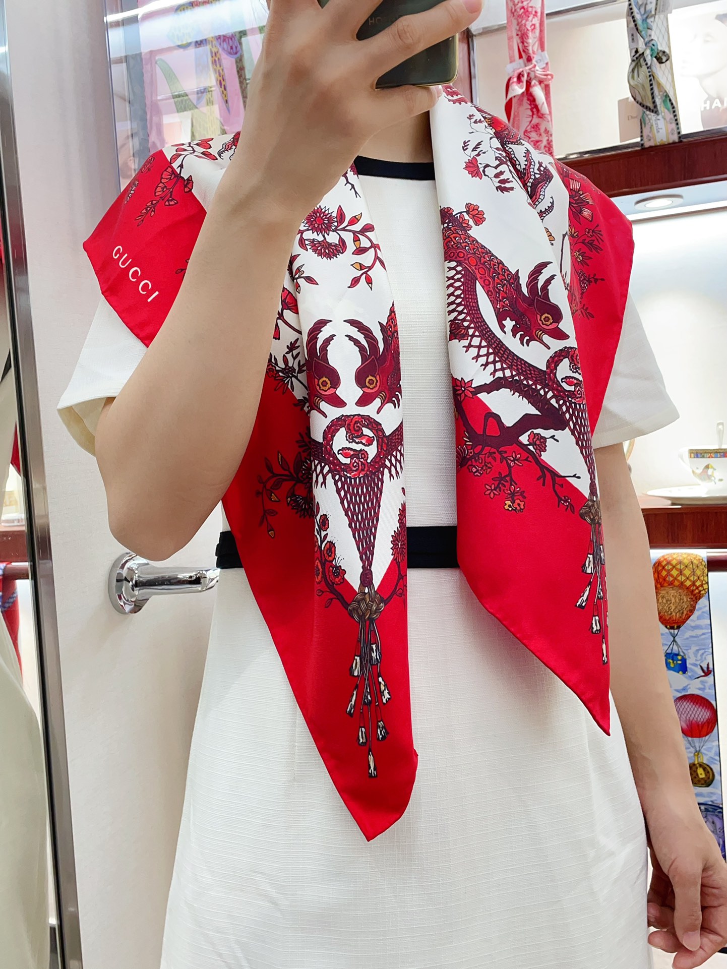 NO:170023,[18 Mmi, double-sided and same color] GUCCI [Chinese New Year Dragon] Extremely ingenious design. Early spring new high-end printing technology. The sparse layered design is really special. The upper body is simply. It exudes an elegant temperament without talking. It is complex and difficult. Compared with printing and dyeing, it has a unique rough and elegant beauty. It has a very aura and a bit pure and beautiful feminine. It is very easy to match with 90*90 top imported twill silk!  , high-version scarf, gucci, real silk19860909【18姆米 双面同色】GUCCI【中国新年龙】 极具匠心的设计.早春新款高端印花工艺 稀疏层次设计真心特别 上身简直了 围着不说话都散发着优雅气质复杂高难度,相对于印染,有着独特的粗狂大雅美,很有气场大牌气场又带点纯美的女人味非常好搭配90*90顶级进口斜纹真丝！,高版本围巾,gucci,real silk,scarf